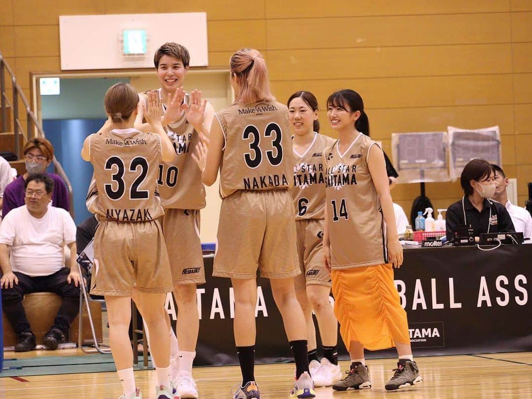 関根ささらさんのインスタグラム写真 - (関根ささらInstagram)「#埼玉BBドリームカップ ⛹️🏀 (動画あります🎥)  #Wリーグ 埼玉選抜チームの皆さんと、ドリームマッチ(vs 埼玉成年女子)の皆さんと🔥🩷  アンバサダーの澤田知可子さんと一緒に、ドリームマッチのTipoff セレモニーを担当させていただいたあと、Wリーグ埼玉選抜のベンチに座っていたら(そもそもこれがすごすぎること。同じベンチに入れるなんて幸せすぎる、、！)、HCから「出よっか！」と言われ、後半のスタートから3分間ほどコートに立たせていただきました🥹🔥  まさか試合に出ると思ってなかったから、伸縮性のないスカートだし、#jordan6 の #スニーカー でした、、、🥲🥲そして皆さんのお力添えのおかげで後半最初のゴール👏👏決まってよかった、、、、🥹🥹❤️‍🔥 . . . . 皆さんほんっとに優しくてかっこよくて、大好きになってしまった、、！有難うございました🥹🥹❤️‍🔥 . . . . TIPOFFセレモニーと、試合中の動画や写真も載せておきます♡  ※お写真、動画共にファンの方が送ってくださったもの、選手から共有していただいたものを掲載しています。 . . . . #basketball #バスケ女子 #バスケ好き #バスケ好きな人と繋がりたい #バスケ好きと繋がりたい #バスケ動画 #wleague #渡邉美穂 #澤田知可子 #行こうよWリーグ」8月25日 15時02分 - sasarasekine