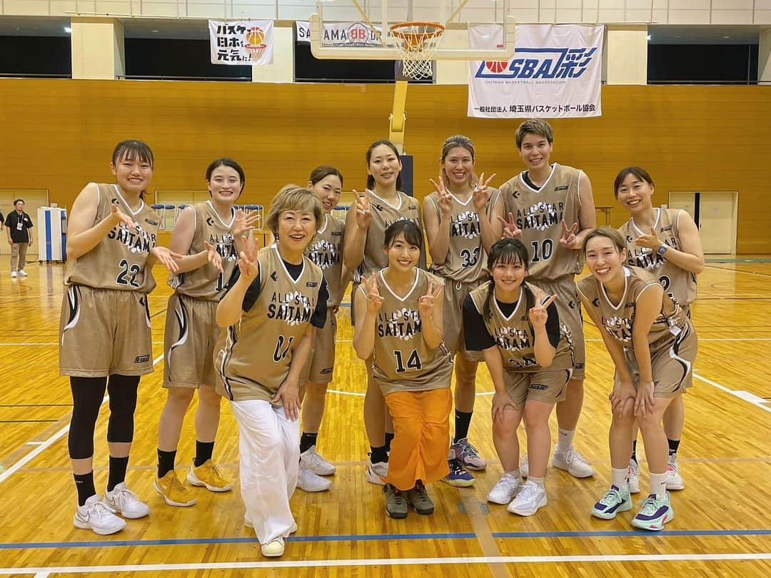 関根ささらさんのインスタグラム写真 - (関根ささらInstagram)「#埼玉BBドリームカップ ⛹️🏀 (動画あります🎥)  #Wリーグ 埼玉選抜チームの皆さんと、ドリームマッチ(vs 埼玉成年女子)の皆さんと🔥🩷  アンバサダーの澤田知可子さんと一緒に、ドリームマッチのTipoff セレモニーを担当させていただいたあと、Wリーグ埼玉選抜のベンチに座っていたら(そもそもこれがすごすぎること。同じベンチに入れるなんて幸せすぎる、、！)、HCから「出よっか！」と言われ、後半のスタートから3分間ほどコートに立たせていただきました🥹🔥  まさか試合に出ると思ってなかったから、伸縮性のないスカートだし、#jordan6 の #スニーカー でした、、、🥲🥲そして皆さんのお力添えのおかげで後半最初のゴール👏👏決まってよかった、、、、🥹🥹❤️‍🔥 . . . . 皆さんほんっとに優しくてかっこよくて、大好きになってしまった、、！有難うございました🥹🥹❤️‍🔥 . . . . TIPOFFセレモニーと、試合中の動画や写真も載せておきます♡  ※お写真、動画共にファンの方が送ってくださったもの、選手から共有していただいたものを掲載しています。 . . . . #basketball #バスケ女子 #バスケ好き #バスケ好きな人と繋がりたい #バスケ好きと繋がりたい #バスケ動画 #wleague #渡邉美穂 #澤田知可子 #行こうよWリーグ」8月25日 15時02分 - sasarasekine