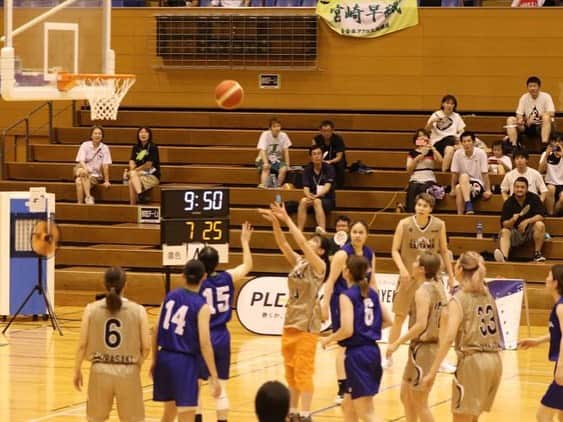 関根ささらさんのインスタグラム写真 - (関根ささらInstagram)「#埼玉BBドリームカップ ⛹️🏀 (動画あります🎥)  #Wリーグ 埼玉選抜チームの皆さんと、ドリームマッチ(vs 埼玉成年女子)の皆さんと🔥🩷  アンバサダーの澤田知可子さんと一緒に、ドリームマッチのTipoff セレモニーを担当させていただいたあと、Wリーグ埼玉選抜のベンチに座っていたら(そもそもこれがすごすぎること。同じベンチに入れるなんて幸せすぎる、、！)、HCから「出よっか！」と言われ、後半のスタートから3分間ほどコートに立たせていただきました🥹🔥  まさか試合に出ると思ってなかったから、伸縮性のないスカートだし、#jordan6 の #スニーカー でした、、、🥲🥲そして皆さんのお力添えのおかげで後半最初のゴール👏👏決まってよかった、、、、🥹🥹❤️‍🔥 . . . . 皆さんほんっとに優しくてかっこよくて、大好きになってしまった、、！有難うございました🥹🥹❤️‍🔥 . . . . TIPOFFセレモニーと、試合中の動画や写真も載せておきます♡  ※お写真、動画共にファンの方が送ってくださったもの、選手から共有していただいたものを掲載しています。 . . . . #basketball #バスケ女子 #バスケ好き #バスケ好きな人と繋がりたい #バスケ好きと繋がりたい #バスケ動画 #wleague #渡邉美穂 #澤田知可子 #行こうよWリーグ」8月25日 15時02分 - sasarasekine