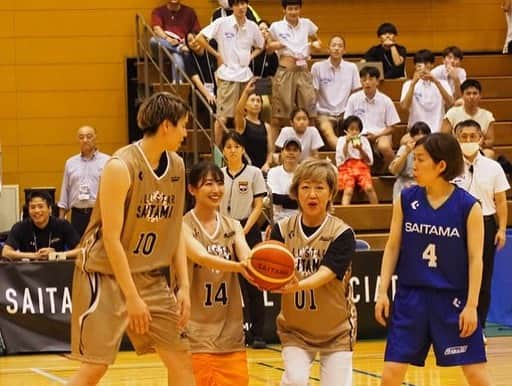 関根ささらさんのインスタグラム写真 - (関根ささらInstagram)「#埼玉BBドリームカップ ⛹️🏀 (動画あります🎥)  #Wリーグ 埼玉選抜チームの皆さんと、ドリームマッチ(vs 埼玉成年女子)の皆さんと🔥🩷  アンバサダーの澤田知可子さんと一緒に、ドリームマッチのTipoff セレモニーを担当させていただいたあと、Wリーグ埼玉選抜のベンチに座っていたら(そもそもこれがすごすぎること。同じベンチに入れるなんて幸せすぎる、、！)、HCから「出よっか！」と言われ、後半のスタートから3分間ほどコートに立たせていただきました🥹🔥  まさか試合に出ると思ってなかったから、伸縮性のないスカートだし、#jordan6 の #スニーカー でした、、、🥲🥲そして皆さんのお力添えのおかげで後半最初のゴール👏👏決まってよかった、、、、🥹🥹❤️‍🔥 . . . . 皆さんほんっとに優しくてかっこよくて、大好きになってしまった、、！有難うございました🥹🥹❤️‍🔥 . . . . TIPOFFセレモニーと、試合中の動画や写真も載せておきます♡  ※お写真、動画共にファンの方が送ってくださったもの、選手から共有していただいたものを掲載しています。 . . . . #basketball #バスケ女子 #バスケ好き #バスケ好きな人と繋がりたい #バスケ好きと繋がりたい #バスケ動画 #wleague #渡邉美穂 #澤田知可子 #行こうよWリーグ」8月25日 15時02分 - sasarasekine