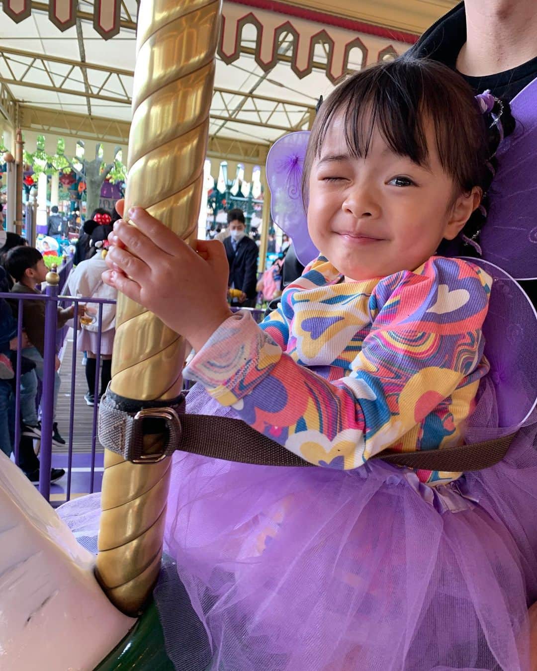漆川由佳のインスタグラム：「初めてのメリーゴーランド🎠💕」