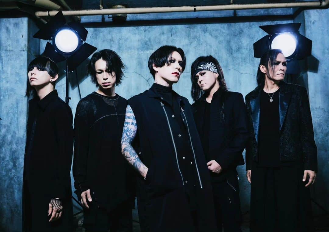 悠介 のインスタグラム：「新アー写公開📷⁡ ⁡ そして全国ツアーのFC先行もスタートしました☝️⁡ ⁡ SHADOWSの皆さん、よろしくです!!⁡ ⁡ ⁡ ⁡ ⁡ 【Live情報】⁡ ⁡ ■TOUR'23「THE CRAVING BELIEVERS」⁡ ⁡ 11月09日(木) 名古屋BOTTOM LINE 開場18:15/開演19:00⁡ ⁡ 11月11日(土) 静岡SOUND SHOWER ark 開場16:15/開演17:00⁡ ⁡ 11月14日(火) 横浜Bay Hall 開場18:15/開演19:00⁡ ⁡ 11月15日(水) 柏PALOOZA 開場18:15/開演19:00⁡ ⁡ 11月17日(金) 新潟LOTS 開場18:15/開演19:00⁡ ⁡ 11月19日(日) 金沢EIGHT HALL 開場16:15/開演17:00⁡ ⁡ 11月28日(火) 札幌 PENNY LANE 24 開場18:15/開演19:00⁡ ⁡ 11月29日(水) 札幌 PENNY LANE 24 開場18:15/開演19:00⁡ ⁡ 12月03日(日) GORILLA HALL OSAKA 開場16:15/開演17:00⁡ ⁡ 12月07日(木) 仙台Rensa 開場18:15/開演19:00⁡ ⁡ 12月09日(土) 郡山HIPSHOT JAPAN 開場16:15/開演17:00⁡ ⁡ 12月12日(火) Spotify O-EAST 開場18:15/開演19:00⁡ ⁡ 12月16日(土) 高松オリーブホール 開場16:15/開演17:00⁡ ⁡ 12月17日(日) 広島CLUB QUATTRO 開場16:15/開演17:00⁡ ⁡ 12月24日(日) 福岡DRUM LOGOS 開場16:15/開演17:00⁡ ⁡ ⁡ オールスタンディング \7,000(税込/D別)⁡ ⁡ ※未就学児入場不可⁡ ⁡ ⁡ ■FC[SHADOWS] 先行(抽選)⁡ ⁡ 受付期間：8月25日(金)15:00～9月4日(月)23:59⁡ ⁡ 受付URL：会員コンテンツ内にてご案内⁡ ⁡ 制限枚数：各公演1会員様1申込4枚⁡ ⁡ ⁡ ■オフィシャル先行(抽選)⁡ ⁡ 受付期間：9月6日(水)15:00～9月18日(月祝)23:59⁡ ⁡ 受付URL：後日ご案内⁡ ⁡ 制限枚数：各公演お１人様1申込4枚⁡ ⁡ ⁡ ■一般発売(先着)⁡ ⁡ 10月1日(日) 10:00⁡ ⁡ ⁡ ＝問い合わせ＝⁡ ⁡ 【名古屋・静岡】キョードー東海 052-972-7466⁡ ⁡ 【横浜・柏・東京】ディスクガレージ https://info.diskgarage.com/⁡ ⁡ 【新潟・金沢】キョードー北陸 025-245-5100⁡ ⁡ 【札幌】ウエスinfo@wess.co.jp⁡ ⁡ 【大阪】夢番地大阪06-6341-3525⁡ ⁡ 【仙台・郡山】キョードー東北022-217-7788⁡ ⁡ 【高松】DUKE 087-822-2520⁡ ⁡ 【広島】夢番地広島082-249-3571⁡ ⁡ 【福岡】BEA 092-712-4221⁡ ⁡ 【総合info】サイレンエンタープライズ03-3447-8822⁡ ⁡ ⁡ ⁡ #lynch.⁡」
