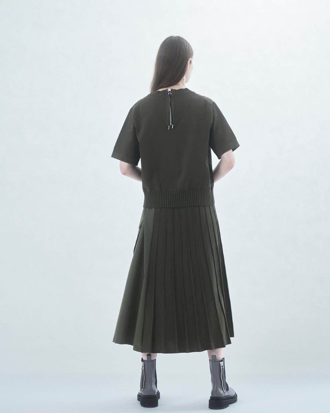 ZUCCa official Instagramさんのインスタグラム写真 - (ZUCCa official InstagramInstagram)「… MILITARY AUTUMN-WINTER 2023  アシンメトリーでプリーツデザインが目を惹く、ミリタリーテイストながらAラインシルエットが上品さを演出してくれるスカートと、軽量でストレッチ性に優れ、夏から秋への変わり目にぴったりなカーディガン。ズッカのミリタリーニット・シリーズは、いつものスタイリングをブラッシュアップしてくれます。 _ Workwear Sweater Top ZU33KO430  Workwear Sweater Skirt ZU33KG096 _ @zucca_staff #newarrivals #spring#summer #2023 #ss23#collection #fashion #tokyo#japan#ootd #zucca #zuccatokyo #ズッカ#ズッカトウキョウ」8月25日 19時05分 - zucca_official