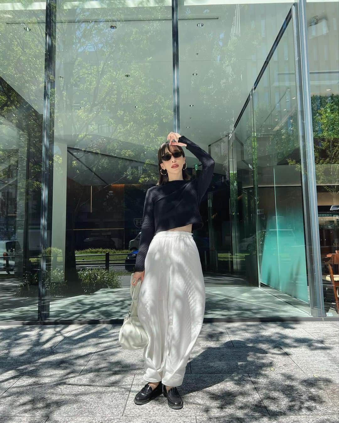 山内一世のインスタグラム：「とっておきのボリューム感🤍☁️  テーパードシルエットに裾にかけてクロスを施した、 CROSS VOLUME PANTS 緯糸に太番手の糸を打ち込み、立体感を出したキルティング調のマトラッセジャガードは 糸の膨らみにによってソフトで温かみがあり、優しい肌触りが特徴です。 (白も透け感皆無です◎ 主役級のボトムだけど足元は合わせやすくて、 シーズンレスでご愛用いただけます😌  それに、日々欠かせない相棒⚪️(TIE LEATHER BALL BAG♡  @meer._official  23 FALL/WINTER PRE ORDERのご予約期間は 明後日8/27(sun.)23:59までです✔︎⏳」