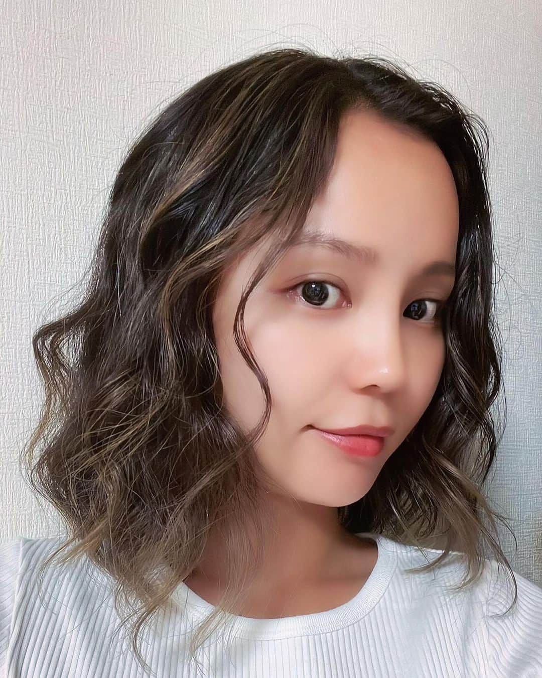 丘咲エミリのインスタグラム：「Changed my hair ✂︎✂︎✂︎  ベースはもう2年染めていない地毛のdark brownに、細やかなハイライトをMix。 そしてすいてすいて、かなり軽くしました。  アイロンでストレートにしても、汗かいて天パ出ちゃうので、最近は天パのままにセットしてます✨  天パ結構コンプレックスでしたが、今は気にならなくなりました、歳とったお陰かな (°▽°)W  それから、最近はまじメイクしてない💄やばいかな？w  #ヘアチェン #ぼかしハイライト #白髪をぼかすハイライト #ウェーブヘア #天パ女子 #ショートボブ前下がり #ボブショート #ハイライトバレイヤージュ」