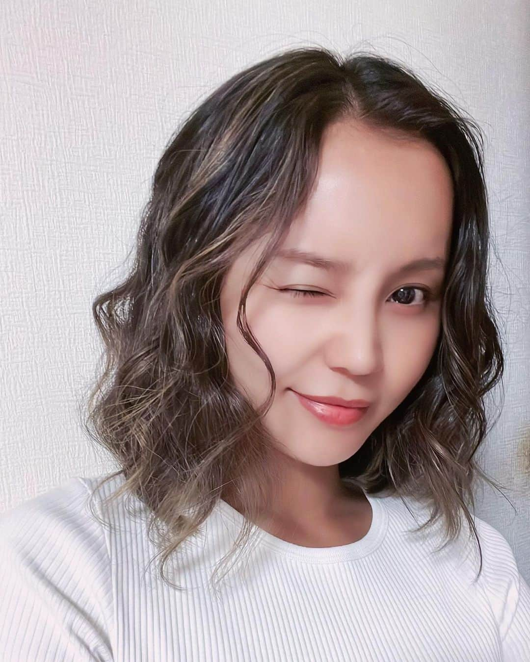 丘咲エミリさんのインスタグラム写真 - (丘咲エミリInstagram)「Changed my hair ✂︎✂︎✂︎  ベースはもう2年染めていない地毛のdark brownに、細やかなハイライトをMix。 そしてすいてすいて、かなり軽くしました。  アイロンでストレートにしても、汗かいて天パ出ちゃうので、最近は天パのままにセットしてます✨  天パ結構コンプレックスでしたが、今は気にならなくなりました、歳とったお陰かな (°▽°)W  それから、最近はまじメイクしてない💄やばいかな？w  #ヘアチェン #ぼかしハイライト #白髪をぼかすハイライト #ウェーブヘア #天パ女子 #ショートボブ前下がり #ボブショート #ハイライトバレイヤージュ」8月25日 15時09分 - emiri.okazaki_official