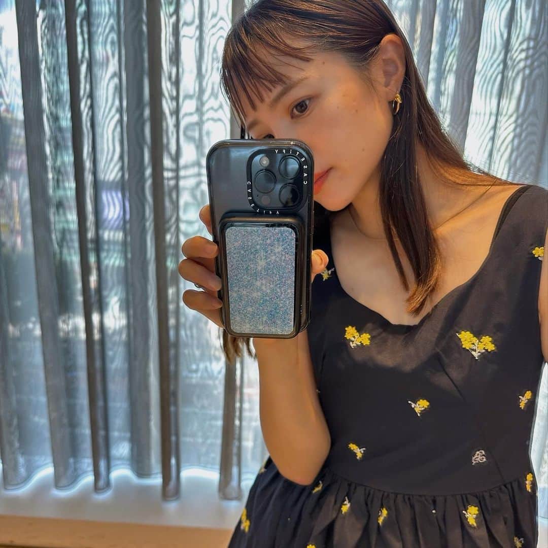 ARISA（和田有沙）のインスタグラム：「ずっと欲しかったこれ🥺❣️  ☝️Mag Safeクリアケース ☝️モバイルバッテリー  私が選んだのはお馴染みの @casetify_jp ☺︎  スマホの後ろにピタッと付いて 自動的に充電できるやつ🥹 出かける時はできるだけ自分の荷物は少なくしたいし、線がないだけでこんなにも便利で楽なの？なんでもっと早くこれにしなかったんだろう🫠🫠 ちなみに5000MaHの大容量😏✨  あともう1つ選んだのがグリップスタンド。ㅤㅤㅤㅤㅤㅤㅤㅤㅤㅤㅤㅤㅤ  スマホを落としたりする心配がないのはもちろん、グリップを立てるとテーブルの上でもハンズフリーでスマホが見れる👀(縦横両方可)  どちらもマグネットで簡単に取り外しができてとっても便利🤝  気になる方は是非15%OFFクーポンを使ってください🥰 【15ARISAWADA】 ㅤㅤㅤㅤㅤㅤㅤㅤㅤㅤㅤㅤㅤ  @casetify_jp #CASETiFYPartner #モバイルバッテリー#スマホリング#スマホスタンド#スマホグリップ」