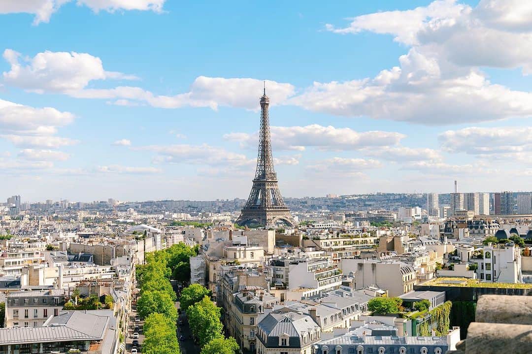 タイ航空のインスタグラム：「Jetted off to Paris with Thai Airways ✈️🗼 Exploring the iconic Eiffel Tower, wandering through the artistic wonders of Louvre, and feeling the grandeur of the Triumphal Arch.  . . . 📸 Photo Credit - Tiwakorn Jantapoon  #thaiairways #smoothassilk #tg #paris #france #ParisBound #ThaiAirwaysAdventures #tg930 #tg931 #flythai」