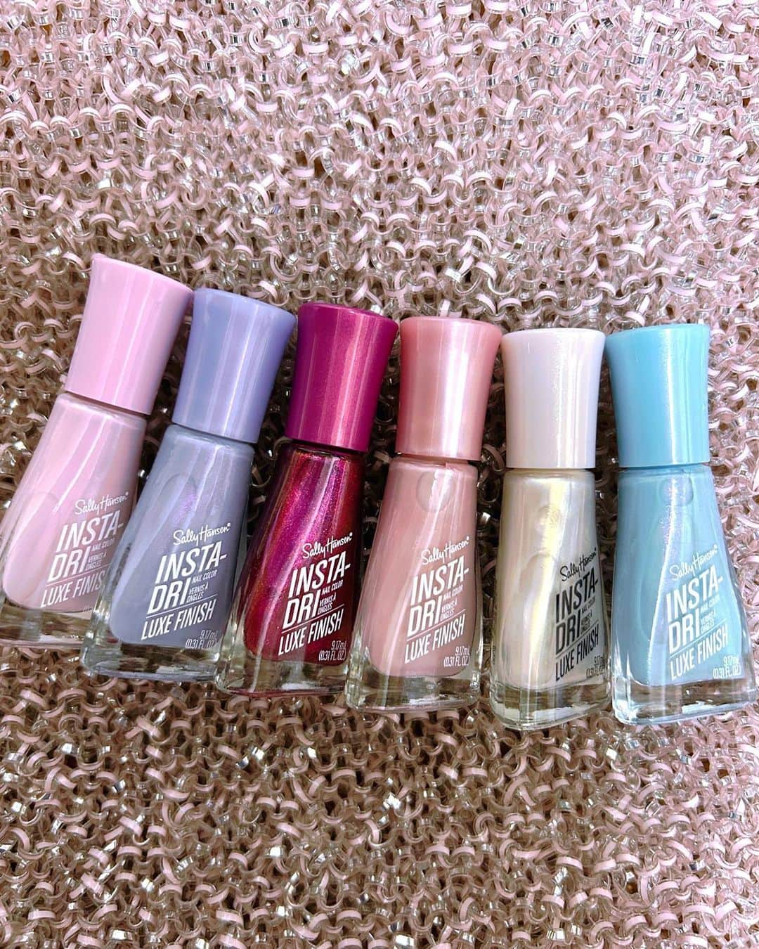 理絵のインスタグラム：「サリーハンセン💅  キレイに塗れて早く乾くから好き🩷  #サリーハンセン #sallyhansen」