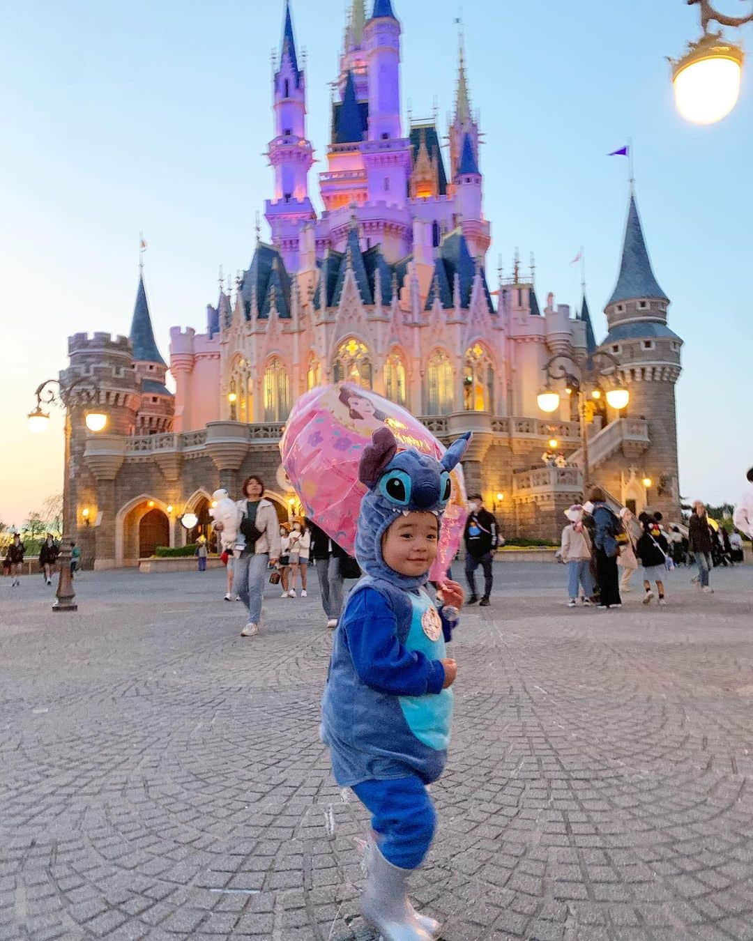 漆川由佳のインスタグラム：「今年は2日間ディズニーランドへ🏰💕 まだ着れたので今年もスティッチ💙💙💙」