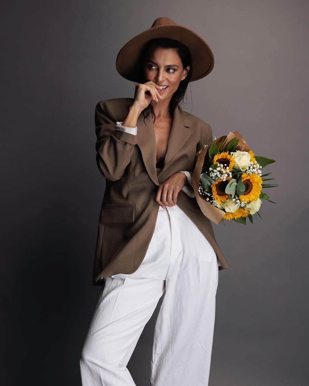 カトリネル・メンギアのインスタグラム：「I can't wait for September!!!  I want to go back to the office to my job @nananofficial 💝 & to start promoting my film as director "Sunflowers" and to share a lot of great news ✨🥰  Ph : @vincenzo_valentee  Make-up: @claudiaferri1  #sunflowermovie #GirasoliFilm #catrinelmarlon #nanan #movie #upcoming」
