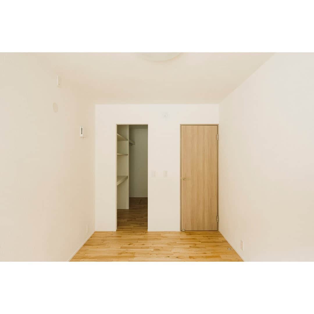 有限会社 稲葉製材住宅のインスタグラム：「【熊本天然漆喰】 阿蘇の黄土（リモナイト）が配合された漆喰で仕上げた洋室。 ・湿度の調整 ・消臭効果 ・カビ、ダニの抑制 ・有機化合物の吸着 ・抗菌作用 ・静電気の発生抑制 など身体にも優しく、環境にも配慮した素材です。 部屋に入ると空気の違いが実感できます。  壁：漆喰 床：オーク  #リノベーション#漆喰#モデルルーム#中古住宅#モダン#ナチュラル#おしゃれ#かっこいい#自然と繋がった家#木のある暮らし#木の家#自然素材#家づくり#マイホーム計画 #楽しい暮らし#自然と暮らす#暮らし#家#注文住宅#戸建て#熊本#玉名#山鹿#工務店#ハウスメーカー#稲葉製材住宅#イナバ#イナバの家#sdgs  〜〜〜〜〜〜〜〜〜〜〜〜〜〜〜〜〜〜  【熊本の暮らしに寄り添った工務店】 熊本県北を中心に新築、リノベーションを手掛ける工務店です。 家を建てることがゴールではなく、家を建てたあとの暮らしにフォーカス。 一人ひとりが楽しい暮らしを送れる家をご提案することが重要だと考えます。 素材にもこだわり、県産材を使用したりと人と自然に配慮した熊本らしい家づくりをご提案します。」