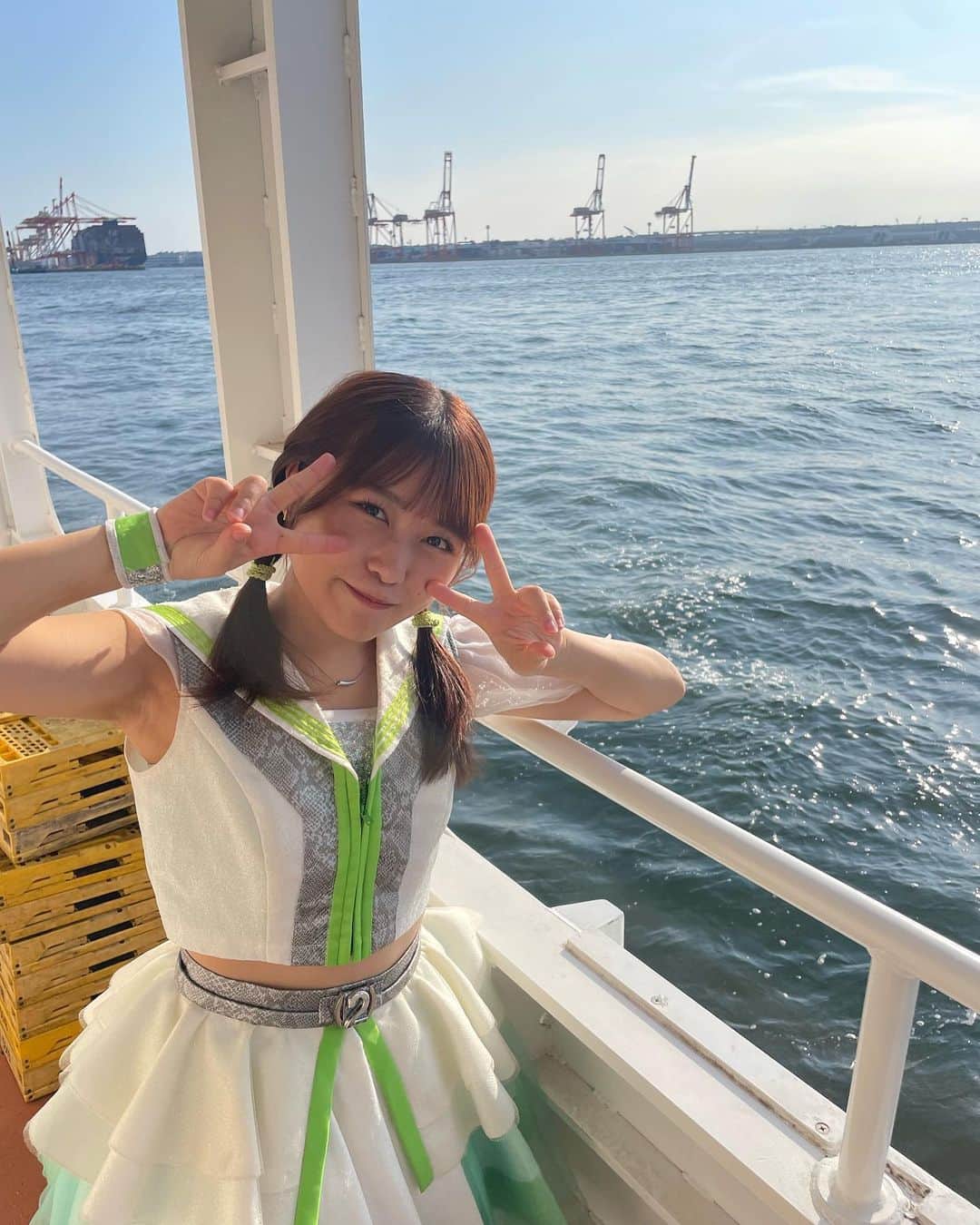 島崎友莉亜のインスタグラム：「海に育てられたので🌊  #横浜港 #海 #アイドル衣装 #アイドル #idol #japaneseidol #にきちゃん」