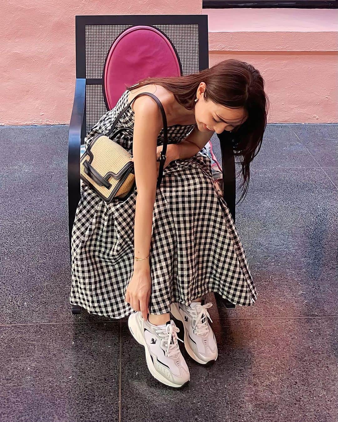 Aoiのインスタグラム：「一目見た時から絶対に欲しい🥹と一目惚れしてしまったスニーカーとともにおでかけ🌺 @lecoqsportif_japan   ルコックスポルティフのスニーカー👟 ルコックはゴルフウェアで愛用しているので その機能性は信頼していましたが その上めちゃくちゃかわいいデザインと お洒落なカラーがかなり使える☺️ 元々スポーツ用のシリーズということもあり 長時間歩いても疲れにくいだけじゃなく 何にでも合わせやすいナチュラルなカラーと 大人なデザインが色んなシーンに使えそうで これからも大活躍しそう🎵  #PR #ルコックスポルティフ #ルコック #LCSR」