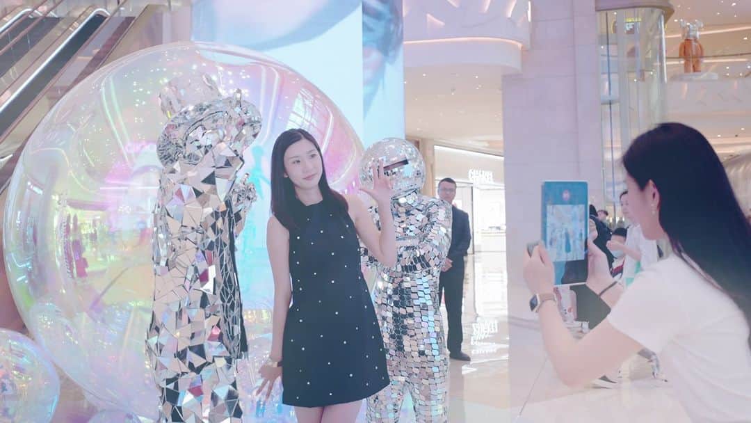 DFS & T Galleriaのインスタグラム：「Step inside our Beauty Night Out flagship party at T Galleria Beauty by DFS, Macau, Galaxy Macau 🎊 It was a whirlwind of glamour as we explored new dimensions of beauty together with fabulous special guests, including former Miss Hong Kong champion and actress Louisa Mak 💄💕  The excitement doesn't stop there! 💃 Join us this month for our Weekend of Radiance every Fri-Sun and try your luck at mini-games for the chance to win amazing prizes ✨ Take home a special gift when you spend MOP 2,688 or more on selected goodies from Mon-Thu 🎁👀 Plus, catch incredible live performances while you shop every Saturday 🛼  👉 Exclusive DFS Goodie Bags are up for grabs! Tag your memorable in-store moments with #DFSBeautyNightOut or #DFSAuraPerfumery for the chance to win prizes worth over MOP 5,000 🛍️  *T&Cs apply. See store for details.  #DFSOfficial #DFSBeauty #DFSExploreNewDimensions #BeautyLover #SkincareLover #GlowUp #GlamUp」