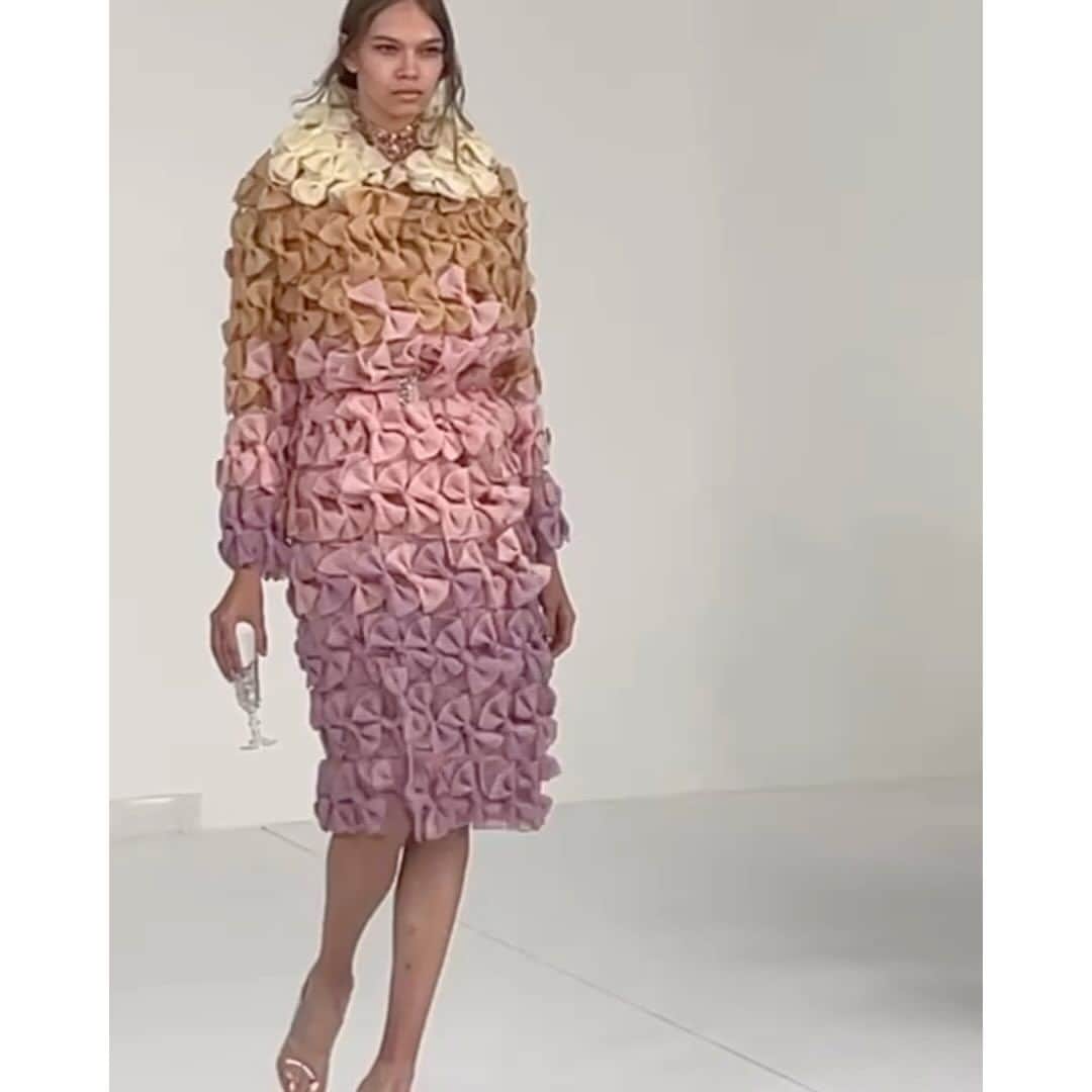 のインスタグラム：「Shaded Organza Bow Tie coat @alexismabille #hautecouture #newcollection #bowties #shadesofpink #bowtiefur #coat #degradation #handcrafted #handstitched #alexismabillehautecouture #music @emmanuelcaurel #makeup @lloydsimmondsmakeup #hair @beppedeliaofficial #cast @cococasting」