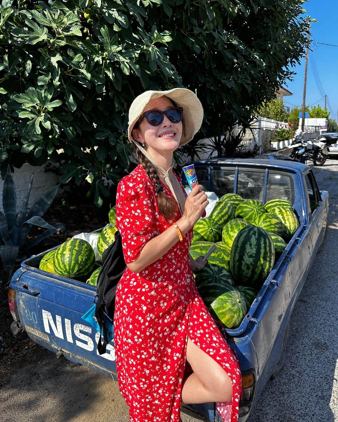 オム・ジウォンのインスタグラム：「Watermelon 🍉 girl~   #사진첩정리 #greece   잠시후, 4시에  잔혹한인턴 5,6부가 업로드 되어요 우리 곧 만나요~」