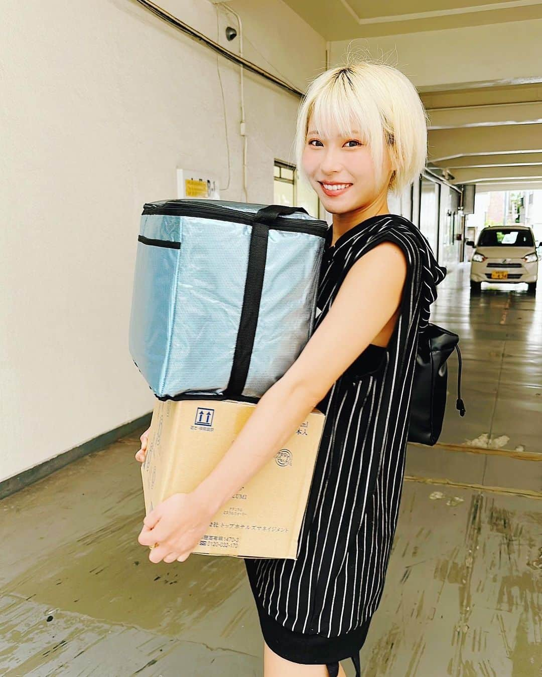 塚田綾佳のインスタグラム：「事務所から差し入れ٩(๑>∀<๑)۶  みんなでお菓子パーティ🍭🍬🍫🍿🍩  本番まであと5日！！！ 8月30日(水)〜9月3日(日)舞台出演❣️ 『浦河さん家の夏模様2023』 劇場 上野ストアハウス  【塚田綾佳扱い予約フォーム】 https://www.quartet-online.net/ticket/urakawa2023?m=0xffcai  【物販先行予約フォーム】本日8/25〆切！ https://forms.gle/qxpGZtoTgnUQrZDC8  ツーショットチェキ4枚限定です！予約するとサインがつきます❤︎ ブロマイドやランダムチェキも今回限定なので！ぜひGetしてくださいっ💗  ー  杉本彩良 Act : 塚田綾佳  雅弘の彼女。 ミステリアスで天然。言動に謎な部分は多いが、性格の裏表は無い。  ー  THE TOKYO BANDITs　第6回本公演 『浦河さん家の夏模様2023』 脚本・演出 鶴深ゆうじ  ◆あらすじ◆  とある商店街の片隅に、地元の人から愛される食堂がある。 大衆食堂「うらかわ」 幼い頃から料理が大好きだったみづきは、 子供ながらにその食堂を継ぎたいと思っていた。  そんなみづきも大人になり、 今では小さなイタリア料理店を経営している。 父の命日に合わせて久しぶりに実家に帰ってきたみづき。 実に5年振りの帰省となった。  変わらない店内と変わっていく時代。 上手くいかない日々に、自分の後悔だけが膨らんでいく。 苦しさを抱えたまま厨房に居ると、 そこに現れたのは亡くなったはずの父親だった。  「嘘でしょ？・・お父さん！？」  人と人との絆が繋がれていく ちょっと切ないハートフルストーリー。  【劇場】上野ストアハウス 〒110-0014  東京都台東区北上野１丁目６−１１ NORDビル   【公演日程】 8月30日(水) / 19:00   31日(木) 	14:00 / 19:00 9月1日(金) / 19:00   2日(土)  13:00 / 18:00   3日(日)  12:30 / 16:30   【チケット料金】 前売前方指定席	5,800円（毎公演限定10席） ※要振込 前売・当日自由席	5,000円  【出演者】 岡 ちひろ 森岡 宏治(THE TOKYO BANDITs) 飯田 菜々 林田 雅樹(ポポポ) 塚田 綾佳 伊藤 綾佳(ファンタスティック学園) 横山 拓海 筒井 捺稀 竹之内 隆志 筒井 那緒(THE TOKYO BANDITs) 橋本 我矛威(ファンタスティック学園) マペヲ(マペプロ)  チップ青木 永野 百合香  鶴深ゆうじ(THE TOKYO BANDITs)  【スタッフ】 脚本・演出 鶴深ゆうじ 舞台監督・美術 伏見 翔  照明 高橋文章 / 山岡茉友子(K-Plan) 音響 岩松 剛(THE TOKYO BANDITs) 制作  写真撮影 山内里紗 宣伝美術 新川佳代子  製作 THE TOKYO BANDITs  Twitter：@BanditsTokyo  Instagram：the_tokyo_bandits 問い合わせ：t.t.bandits@gmail.com  ー #舞台 #浦河2023 #浦河さん家の夏模様 #役者  #金髪ショート #アイドルあやぽん #アイドル #塚田綾佳 #あやぽん」