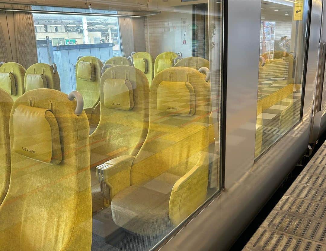 進藤やす子さんのインスタグラム写真 - (進藤やす子Instagram)「＊ お初🔰の #特急ラビュー  シートが真っ黄色で可愛い💛  #特急laview  #特急列車 #西武鉄道」8月25日 15時49分 - yasukoshindo