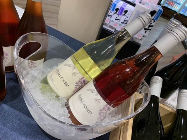 LATOV_ラトブ のインスタグラム：「ラトブ1Fデリシャスパークリカーにて オーストラリアワインの試飲会開催中❕ 本日19時まで🥂  ヴァデーロ（白）　3,850円（税込） ロゼ　　　　　　　3,850円（税込） シラーズ　　　　　6,490円（税込） オレンジシラーズ　7,480円（税込）  4種類を試飲いただけます🎀  #スモールフォレスト  #オーストラリア #女性醸造家 #ラトブ  #ラトブデリシャスパーク #ワイン」