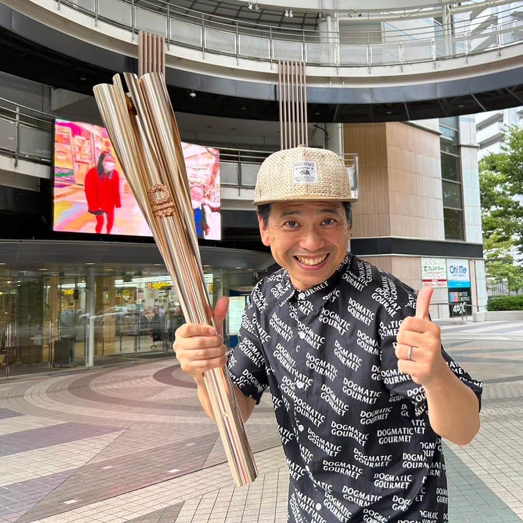 原田良也のインスタグラム：「東京五輪の聖火のトーチ持たせてもらいました🤩  珠代姉さんと岡田さんも喜んでくれてます‼️  #東京五輪 #東京オリンピック #聖火 #トーチ #吉本新喜劇」