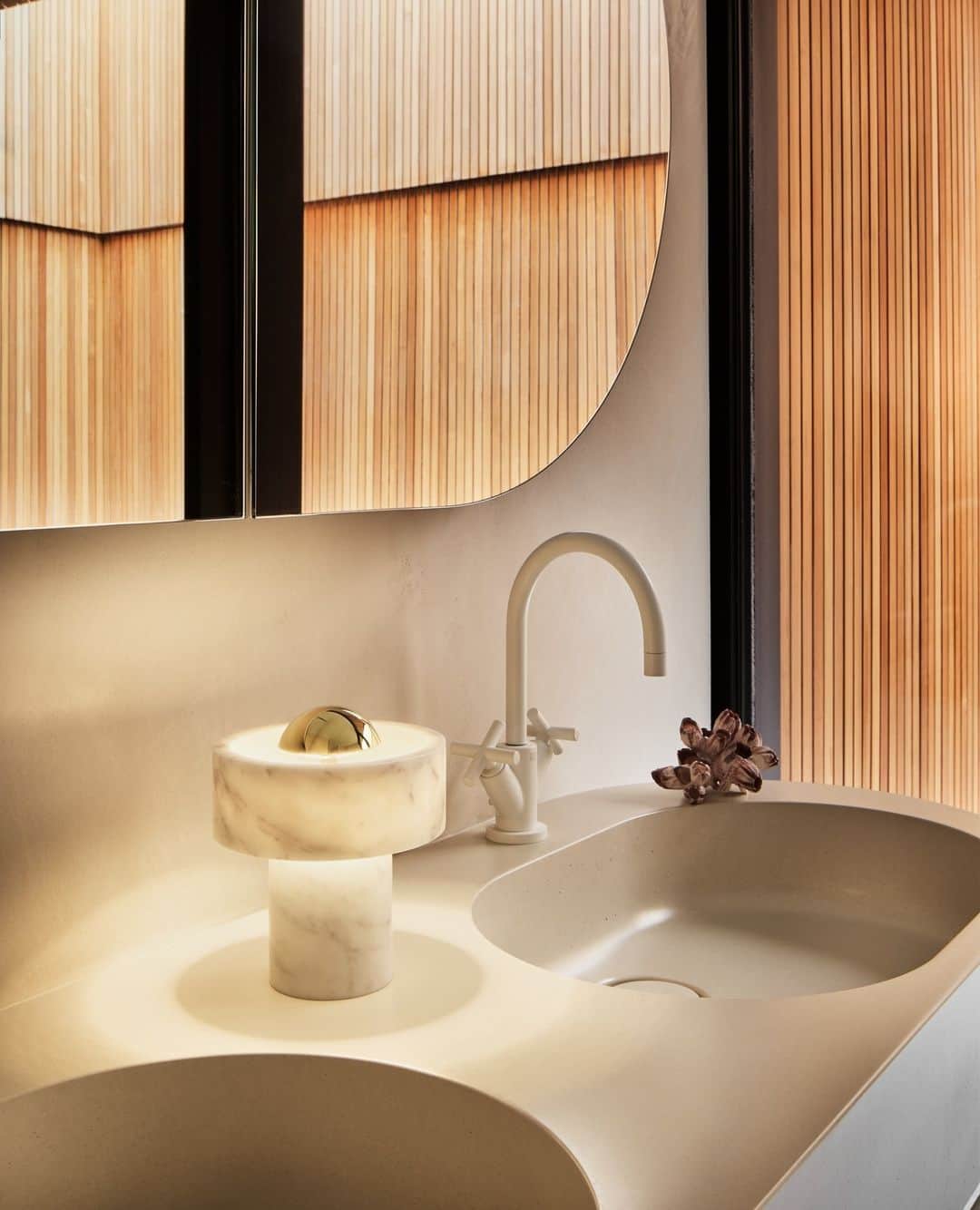 トム ディクソンのインスタグラム：「Our STONE Portable is crafted from marble, boasting an integrated touch dimmer and providing up to 9 hours of battery life. ⁠ ⁠ It's the perfect lighting companion, ready to accompany you anywhere – from the bathroom and kitchen to your home desk⁠.⁠ ⁠ 📷️: @petenavey at #OneParkDrive」
