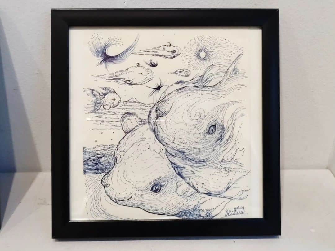 のインスタグラム：「Kisseaこと岸川研一さん ペン画も人気あります。  ZUN & kissea Exhibition 小倉秀仁 ＆ 岸川研一　二人展 「中から外から摩訶不思議」 Hidehito Ogura & Kenichi Kishikawa 2023年8月22日（火）～8月27日（日） 12:00～20:00（最終日17:00終了）  This week's exhibition OGURA Hidehito & KISHIKAWA Kenichi Two Artists Profound Mysterious Exhibition August 22 tue - August 27 sun, 2023 artist : ZUN (OGURA Hidehito)   <paper craft artist> Kissea (KISHIKAWA Kenichi) <wonder creator> tue - sat 12pm-8pm  (sun 12pm-5pm)  #小倉秀仁 #おぐらひでひと #HidehitoOgura #岸川研一 #きしかわけんいち #KenichiKishikawa #ペン画 #不思議な生き物 #精霊 #ペーパークラフト #アクリル画 #アート購入 #インテリアアート #アートのある暮らし #現代アート購入 #contemporaryart #日本橋 #三越前 #アートモール #artmall #アートショップ #artshop https://www.artmall.tokyo/」