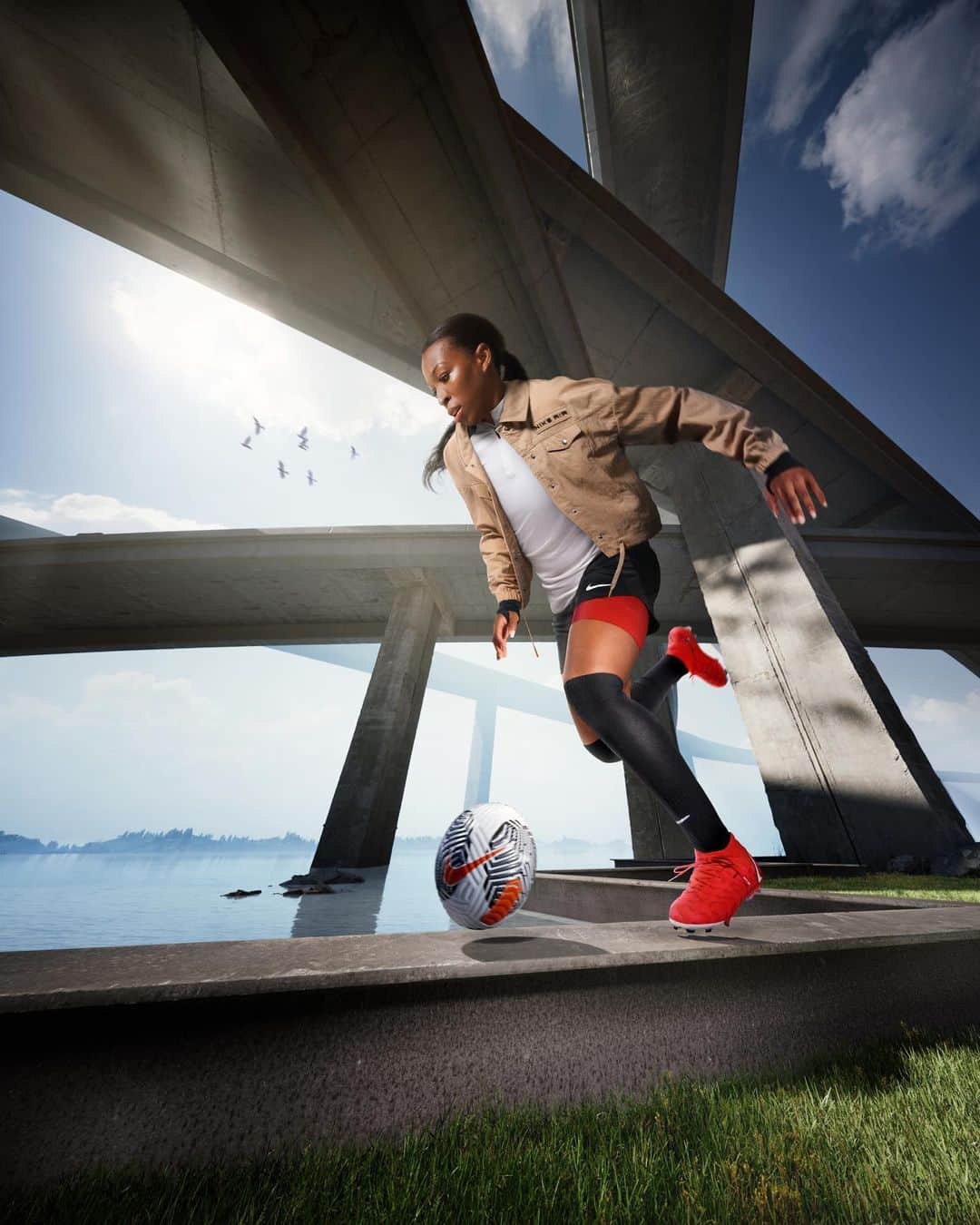 ナイキフットボールのインスタグラム：「Anywhere. Anytime. Agility.  With the multidirectional traction of the Nike Cyclone 360 plate, @grace_geyoro is ready to raise her agility anywhere in the Phantom Luna.  Where will you rotate the game? #NikeFootball」