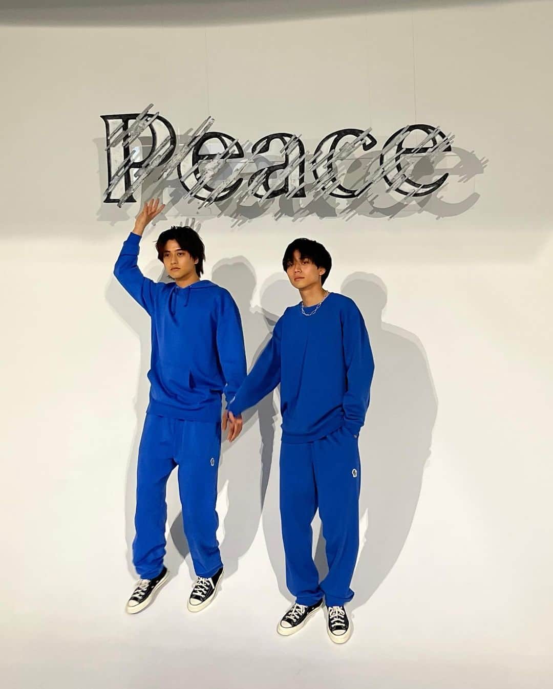 King & Princeさんのインスタグラム写真 - (King & PrinceInstagram)「⁡ ⁡ #Another_KP_Shooting #ピース_グッズ #KingandPrince」8月25日 16時00分 - kp_official_523