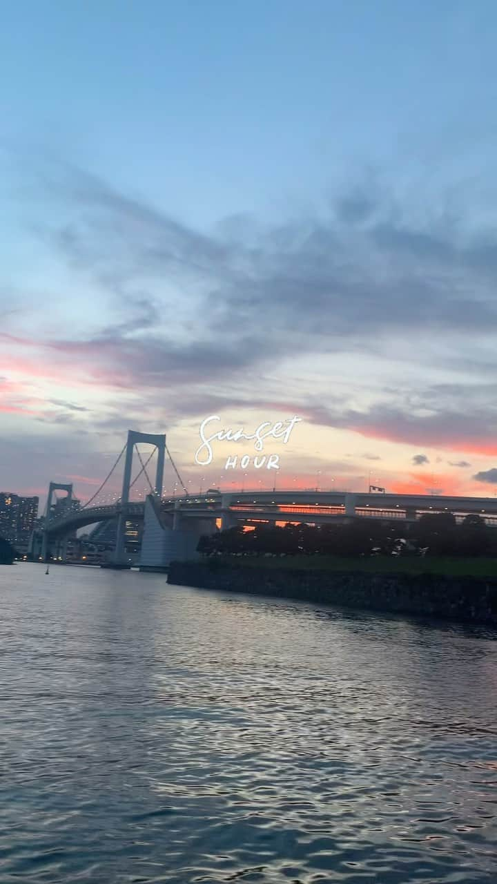 アニバーサリークルーズのインスタグラム：「東京湾でサンセットクルージング🌇✨  ＿＿＿＿＿＿＿＿＿＿＿＿  東京・横浜・千葉の貸し切りクルージングは 年間2,000以上のクルーズ実績がある 「#アニバーサリークルーズ」にお任せください🚢〰︎  70隻から選べる完全オーダーメイドの 特別な貸切クルージングで 「#忘れられない記念日」をつくりませんか？  お問い合わせはお気軽にどうぞ💁‍♀️ ＿＿＿＿＿＿＿＿＿＿＿＿  #anniversarycruise #貸切クルージング #クルーズ #クルーズ船 #船好きな人と繋がりたい #海が好き #海 #夕焼け #サンセット #ゆうやけこやけ部 #東京湾 #東京観光 #レインボーブリッジ #観光名所 #絶景スポット #東京デート #デートコーデ #貸切 #プライベート #プライベートクルーズ #シャンパン #エモい #tokyo #daiba #lookatthesea #sealife #summer」