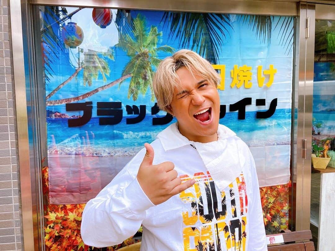 木村昴のインスタグラム：「日サロの店員やってます☀️🌴 映画 #尾かしら付き ひと言で言うなら グサきゅんな映画です。ちょっとぽちゃっとしてる頃の木村が見られます。ぜひ！！」