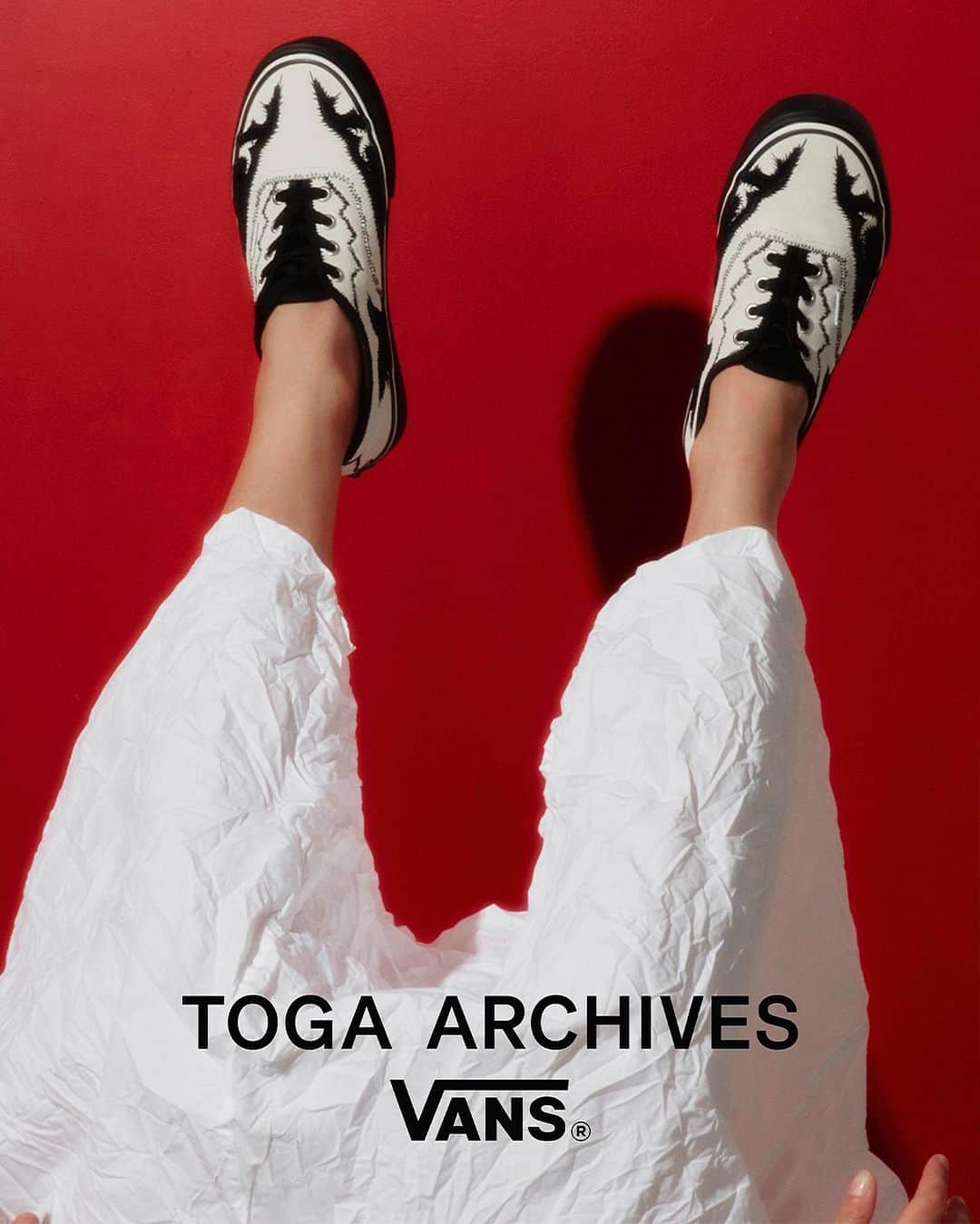 HANKYU.MODEさんのインスタグラム写真 - (HANKYU.MODEInstagram)「. TOGA × VANS 9/1 RELEASE！ At 3F MODE 9/1(fri)  「TOGA × VANS」コラボレーションアイテムが9/1(金)発売スタート。 3年ぶりとなるコラボは、スニーカーとスエットシャツの2型をリリース。VANSの代表モデル”AUTHENTIC”をベースにTOGAのアイコニックなウエスタンモチーフをステッチで施した。  Sneaker VANS SP (靴下2ペア付き）27,500円 Sweat shirt VANS SP　16,500円  ※商品は、おひとり様 各品番各一点までの販売とさせていただきます。 ※事前予約は承りいたしかねます。あらかじめご了承くださいませ。  ◆発売日9/1(金)12時30分まではお客様の安全確保のため、抽選入場とさせていただきます。 詳細・抽選入場の申込は、ストーリーリンク先からチェック！@hankyumode  【抽選入場についてご案内】 ・応募期間：8/28(月)17時まで(※8/29(火) 17時以降当落発） ・抽選申し込みはお1人様1回限りとさせていただきます。 ・ご応募いただいた時点で注意事項を了承したものとさせていただきます。 ※発売日9/1(金)の12時30分まではコラボアイテムのみの販売とさせていただきます。あらかじめご了承くださいませ。  詳しくはプロフィールURLをチェック！@hankyumode  #togavans #トーガヴァンズ #hankyumode #hankyu #阪急うめだ本店 #阪急本店 #うめはん #ファッション  #hankyumode23aw #hankyumode23awshoes #shoes #sneakers #コラボアイテム #シューズ #スニーカー #toga #トーガ #vansauthentic」8月25日 18時00分 - hankyumode