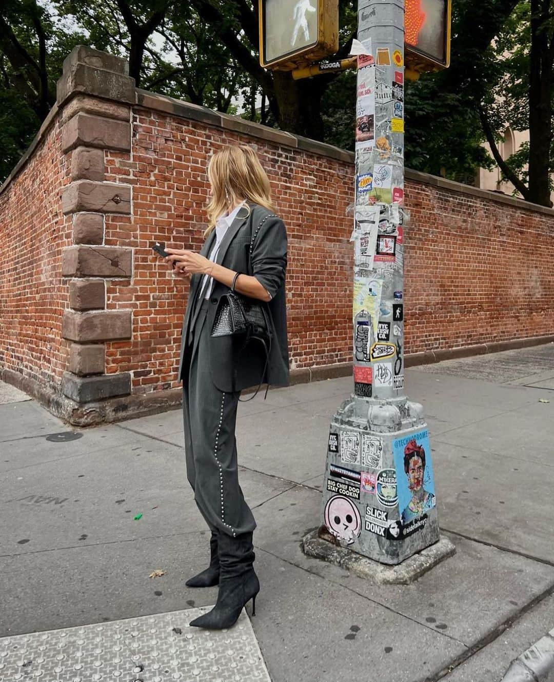 ゲスタズさんのインスタグラム写真 - (ゲスタズInstagram)「Our creative director @sannesehested wearing the SS24 runway suit in New York. Online now!」8月25日 16時15分 - gestuz