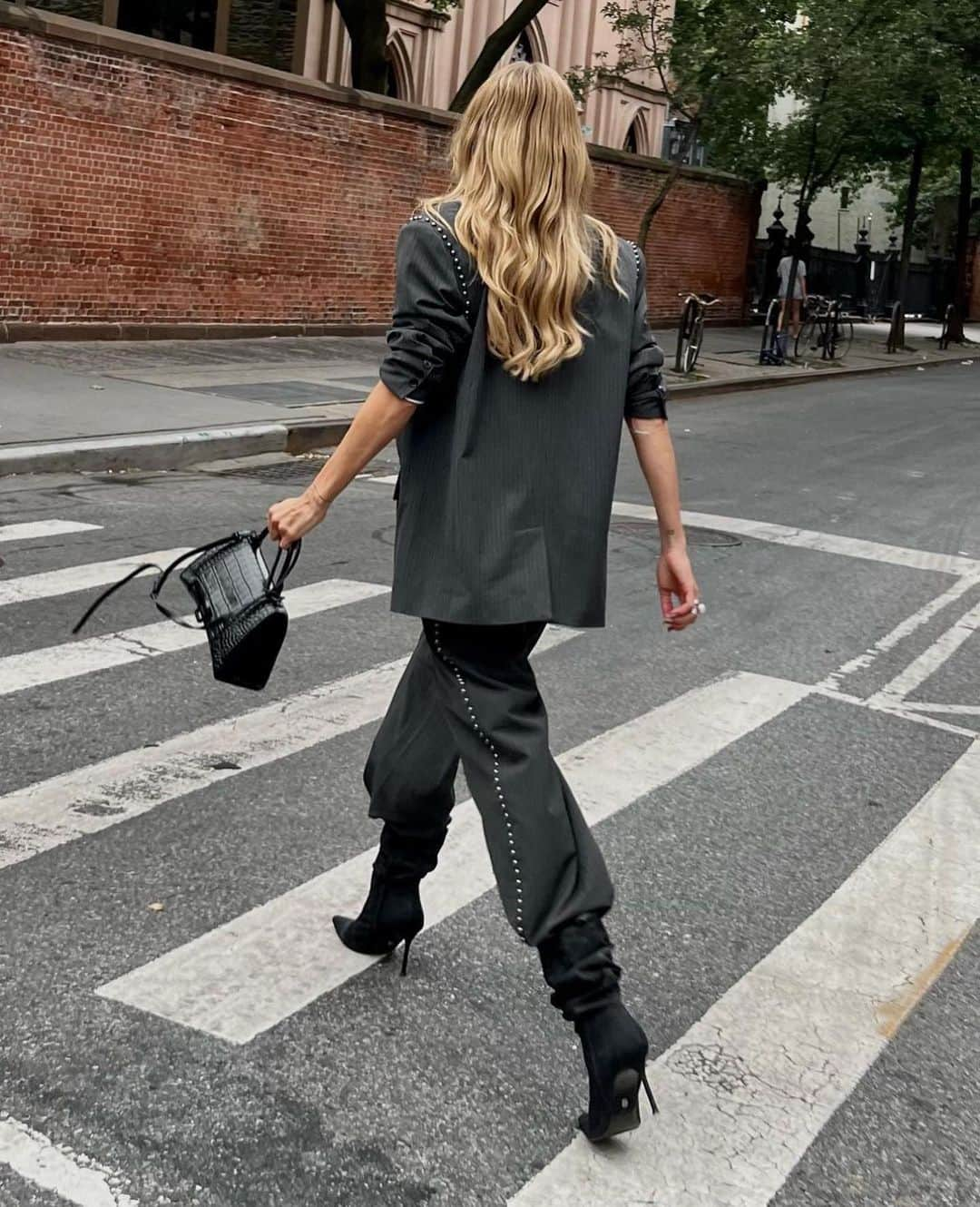 ゲスタズさんのインスタグラム写真 - (ゲスタズInstagram)「Our creative director @sannesehested wearing the SS24 runway suit in New York. Online now!」8月25日 16時15分 - gestuz