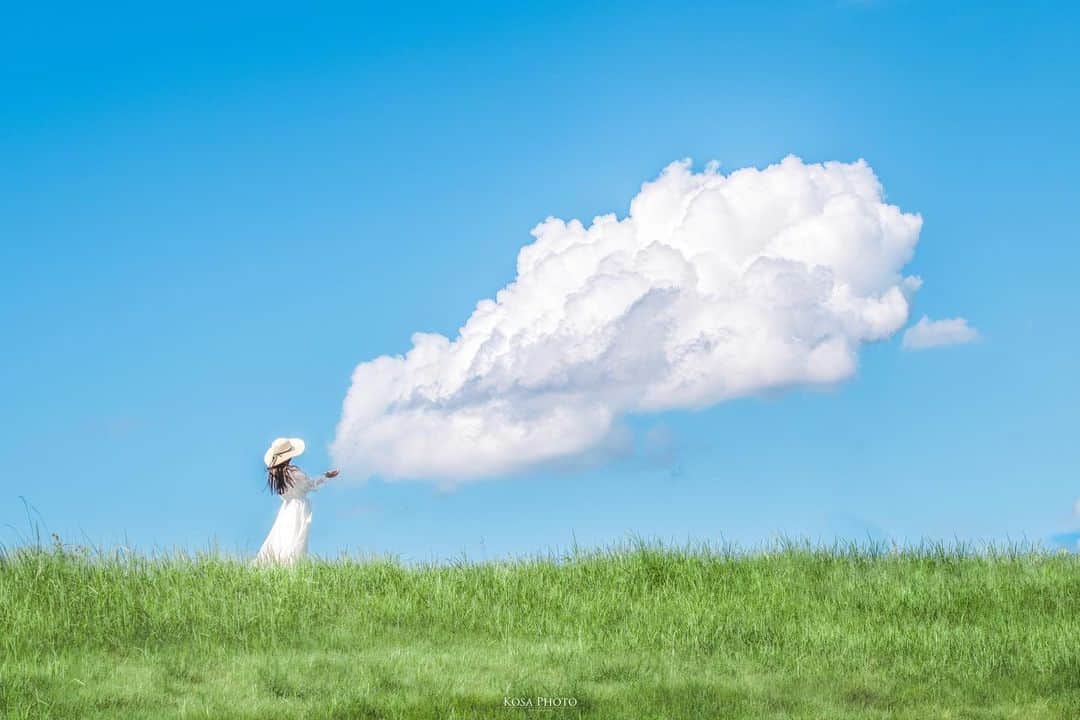 コサのインスタグラム：「Take Out  夏が終わる前に、夏雲を持って帰ろう  本日で4000投稿となりました♪ まだまだこれからも引き続きよろしくお願いします🙇‍♂️ . Location:和歌山 Wakayama / Japan🇯🇵 Date:2023年7月 Camera:Z9 / 60-600mm in frame: @chami_2nd . #tokyocameraclub #art_of_japan_ #jgrv_member #team_jp_ #photo_jpn #sorakataphoto #LBJ_KING #mst_vip #広がり同盟メンバー #special_spot_legend #Japan_Daytime_View #SBIいきいきフォトコンテスト2023 #raytrek_stylishsummer #nikoncreators #nikoncreators_2023travel #jp_portrait_collection #ポトレファン倶楽部 #ポトレ撮影隊 #jp_mood #jp_portrait部 #何気ない瞬間を残したい #MPS夏休み #みんすと #nipponpic_member #raw_japan #deaf_b_j_ #japan_bestpic_ #colore_de_saison #じゃびふる #bestjapanpics」