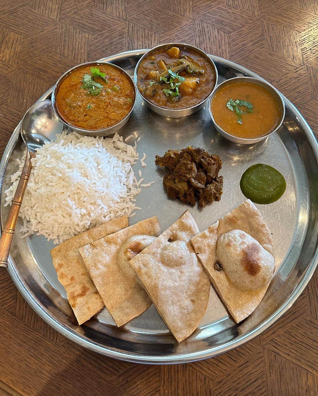 Sayaka.Mさんのインスタグラム写真 - (Sayaka.MInstagram)「. インドカレーといえばjhadpul 大好きすぎるお店🇮🇳 昨日はCPPで特別メニューでした  3ヶ月ぶりにインドスタイル ノンベジとベジのカレーに副菜を添えて バスマティライスとミニロテイで腹パン  前の定番メニュー羊肉のキーマが 又食べられて幸せ。とろとろ〜  カレーはほぼ毎日食べているので ストーリーのハイライトに固定してます  ┈┈┈┈┈┈┈┈┈┈┈┈┈┈┈┈┈┈┈┈ 北海道を発信✐☡ グルメ / 観光 / 新店情報  ◍ 食べ歩きは #sayaka動画 ◍ 使用品やオススメは楽天roomに掲載中 ◍tiktok🆔グルメは@insta.sayaka 　プロフィール欄の下にリンク ┈┈┈┈┈┈┈┈┈┈┈┈┈┈┈┈┈┈┈┈  #jhadpul #インドカレー #カレー部 #札幌カレー #ジャドプール #インドカレー #インド料理 #インドカレー大好き #カレースタグラム #curry #currylover #札幌グルメ #北海道グルメ」8月25日 7時32分 - insta.sayaka