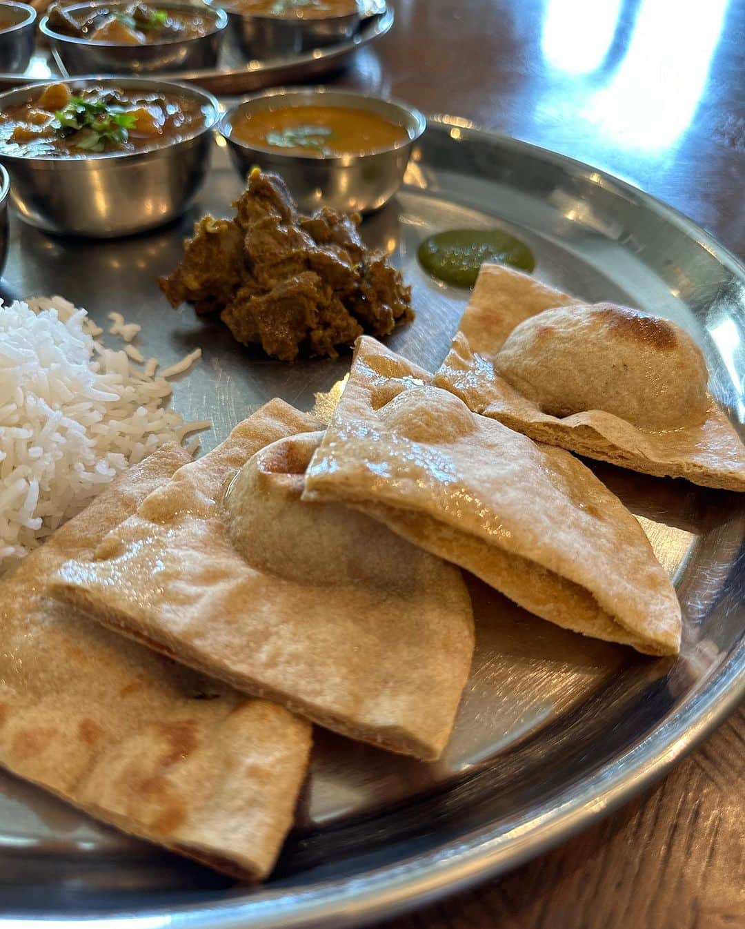 Sayaka.Mさんのインスタグラム写真 - (Sayaka.MInstagram)「. インドカレーといえばjhadpul 大好きすぎるお店🇮🇳 昨日はCPPで特別メニューでした  3ヶ月ぶりにインドスタイル ノンベジとベジのカレーに副菜を添えて バスマティライスとミニロテイで腹パン  前の定番メニュー羊肉のキーマが 又食べられて幸せ。とろとろ〜  カレーはほぼ毎日食べているので ストーリーのハイライトに固定してます  ┈┈┈┈┈┈┈┈┈┈┈┈┈┈┈┈┈┈┈┈ 北海道を発信✐☡ グルメ / 観光 / 新店情報  ◍ 食べ歩きは #sayaka動画 ◍ 使用品やオススメは楽天roomに掲載中 ◍tiktok🆔グルメは@insta.sayaka 　プロフィール欄の下にリンク ┈┈┈┈┈┈┈┈┈┈┈┈┈┈┈┈┈┈┈┈  #jhadpul #インドカレー #カレー部 #札幌カレー #ジャドプール #インドカレー #インド料理 #インドカレー大好き #カレースタグラム #curry #currylover #札幌グルメ #北海道グルメ」8月25日 7時32分 - insta.sayaka