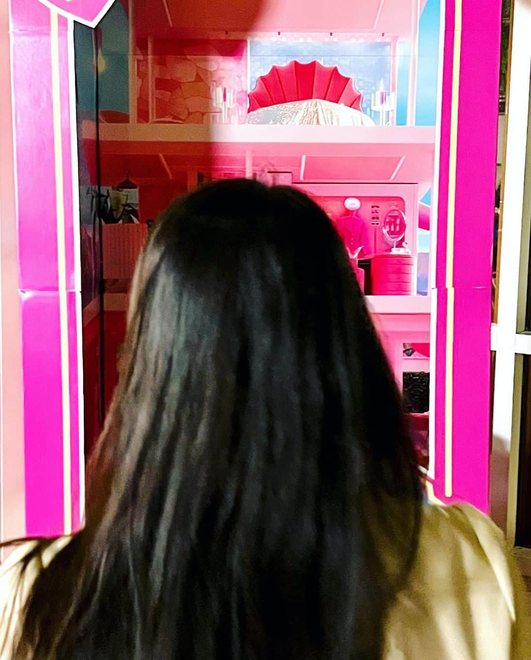 倉永美沙さんのインスタグラム写真 - (倉永美沙Instagram)「Finally, I went into my box 🎁 🎀   バービー💕   #barbie #barbiemovie #box #pink #ballerina #ballerinalife #バービー」8月25日 7時30分 - misakuranaga
