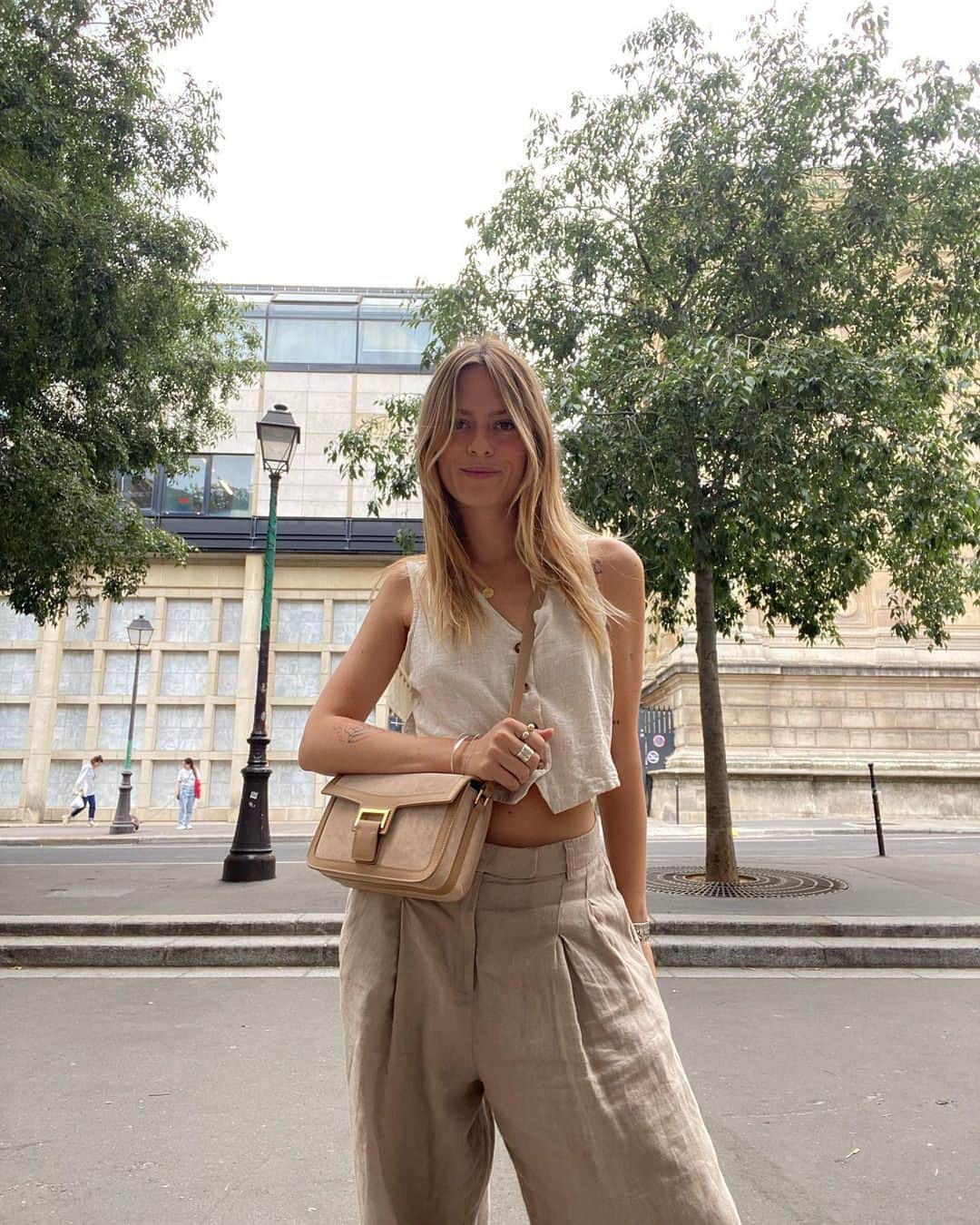freepeopleのインスタグラム：「If these pants have a million fans, we are one of them. Link in bio to shop the Lyla Linen Trousers. @lougalliot #whenyouwearfp」