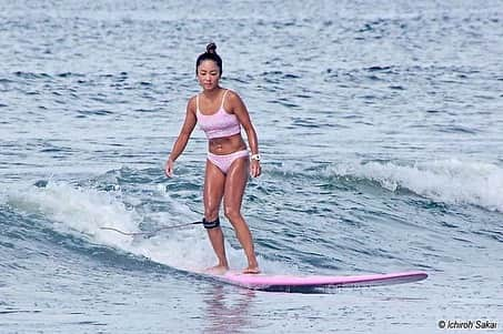 草柳ゆうきさんのインスタグラム写真 - (草柳ゆうきInstagram)「やっとガニ股直ったかなぁ🏄‍♀️  水着でサーフィンできる季節最高🌈 規制がなかったらもっと最高なのに。  誰も海水浴客がいないのに8時か9時になったら強制的に上がらなきゃいけないから、、そんな時に限って波が良くなってきたりして、、 いつも後ろ髪を引かれる思いで上がります😭  サーフィンしながら虹🌈が見れて本当に幸せでした✨  photo  【スターボード気まぐれギャラリー】酒井さんいつもありがとうございます🙏  #水着 @billabongwomens  @billabong_japan   #サーフィン#サーフィン女子 #サーフィンライフ #サーフィン最高 #サーフィン好き#サーフィン好きな人と繋がりたい #鵠沼海岸 #鵠沼海岸サーフィン」8月25日 7時38分 - kusayuu