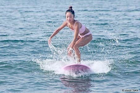 草柳ゆうきさんのインスタグラム写真 - (草柳ゆうきInstagram)「やっとガニ股直ったかなぁ🏄‍♀️  水着でサーフィンできる季節最高🌈 規制がなかったらもっと最高なのに。  誰も海水浴客がいないのに8時か9時になったら強制的に上がらなきゃいけないから、、そんな時に限って波が良くなってきたりして、、 いつも後ろ髪を引かれる思いで上がります😭  サーフィンしながら虹🌈が見れて本当に幸せでした✨  photo  【スターボード気まぐれギャラリー】酒井さんいつもありがとうございます🙏  #水着 @billabongwomens  @billabong_japan   #サーフィン#サーフィン女子 #サーフィンライフ #サーフィン最高 #サーフィン好き#サーフィン好きな人と繋がりたい #鵠沼海岸 #鵠沼海岸サーフィン」8月25日 7時38分 - kusayuu