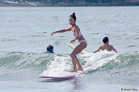 草柳ゆうきさんのインスタグラム写真 - (草柳ゆうきInstagram)「やっとガニ股直ったかなぁ🏄‍♀️  水着でサーフィンできる季節最高🌈 規制がなかったらもっと最高なのに。  誰も海水浴客がいないのに8時か9時になったら強制的に上がらなきゃいけないから、、そんな時に限って波が良くなってきたりして、、 いつも後ろ髪を引かれる思いで上がります😭  サーフィンしながら虹🌈が見れて本当に幸せでした✨  photo  【スターボード気まぐれギャラリー】酒井さんいつもありがとうございます🙏  #水着 @billabongwomens  @billabong_japan   #サーフィン#サーフィン女子 #サーフィンライフ #サーフィン最高 #サーフィン好き#サーフィン好きな人と繋がりたい #鵠沼海岸 #鵠沼海岸サーフィン」8月25日 7時38分 - kusayuu