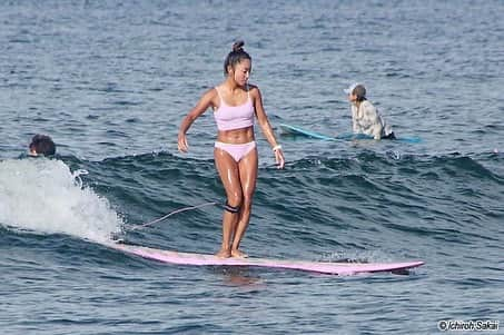 草柳ゆうきのインスタグラム：「やっとガニ股直ったかなぁ🏄‍♀️  水着でサーフィンできる季節最高🌈 規制がなかったらもっと最高なのに。  誰も海水浴客がいないのに8時か9時になったら強制的に上がらなきゃいけないから、、そんな時に限って波が良くなってきたりして、、 いつも後ろ髪を引かれる思いで上がります😭  サーフィンしながら虹🌈が見れて本当に幸せでした✨  photo  【スターボード気まぐれギャラリー】酒井さんいつもありがとうございます🙏  #水着 @billabongwomens  @billabong_japan   #サーフィン#サーフィン女子 #サーフィンライフ #サーフィン最高 #サーフィン好き#サーフィン好きな人と繋がりたい #鵠沼海岸 #鵠沼海岸サーフィン」