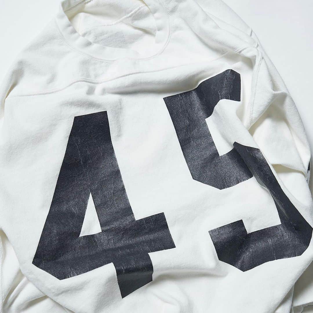 ジャクソンマティスのインスタグラム：「. 2023 Autumn&Winter Collection 4️⃣th Delivery🚛📦💨 . . FOOTBALL🏈を購入するなら今がオススメ？？  昨今の古着の異常な高騰化🔥 手軽に楽しめる値段では無くなった感は否めません😢 しかし、まだ若干…手軽に楽しむ事が出来る唯一の商品がコチラ⬆️ お好みのSizeやNo.となると…中々難しい😓かも知れませんが、まだ、探せば見つかる可能性🉑は少しあるかも…です🤗  とは言え、時間が掛かるじゃん…と言う方にはコチラは超絶にオススメしますヨ✨  サイズ感、褪色感、ヤレ感、ナンバーの不細工感…どれを取っても、探す🔍👀時間を考えるなら、間違いなくコレです💯 価格だって…この時間を考えるなら絶対にお安いかと…😅  間違いないFOOTBALL🏈を、お探しの方…間違いなく押さえて欲しい一品であります🉐  #jacksonmatisse #jacksonmatisse2023aw #ジャクソンマティス #ジャクソンマティス2023aw #第4回配送🚛📦💨 #今季も何卒宜しくお願い申し上げます🤲🏻  #onlinestore 💻🆙」