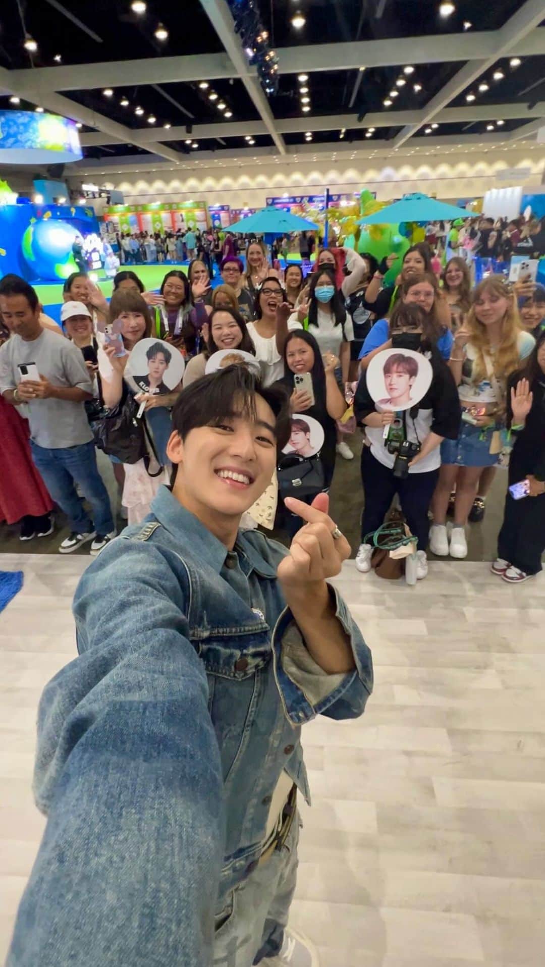 ケビン のインスタグラム：「The #RakutenViki booth was the hottest booth at @kconusa 💙🔥🫰🏻🩵 Thanks so much to everyone who made a visit to see me! I had a blast with you all!😘 Until next time KLOVERs!🍀🫶🏻 Miss you guys already🥹  Thank you @viki for having me this year at #KCONLA2023 🩵🩵🩵  What’s your favorite K-drama on #Viki right now?  #VikixKCON23 #VikiKdramaCafe #Kdrama #VikiFAM #VikiBinge #KCON #ad」