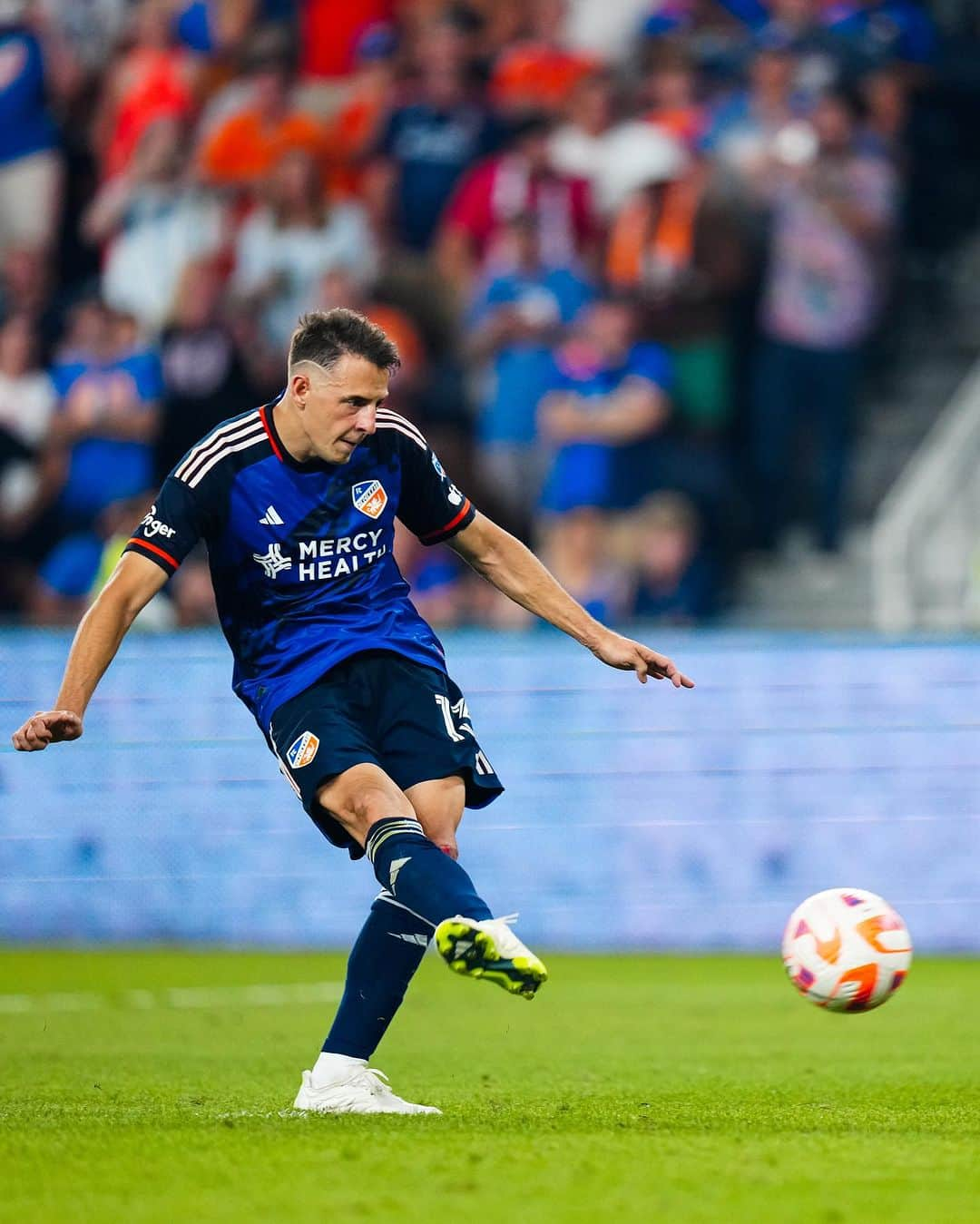 サンティアゴ・アリアスさんのインスタグラム写真 - (サンティアゴ・アリアスInstagram)「Cabeza arriba y a seguir!!! 💪🏼💪🏼 orgulloso de todos!! ⚔️⚔️ @fccincinnati 🟠🔵 #allforcincy」8月25日 7時51分 - santiagoarias13