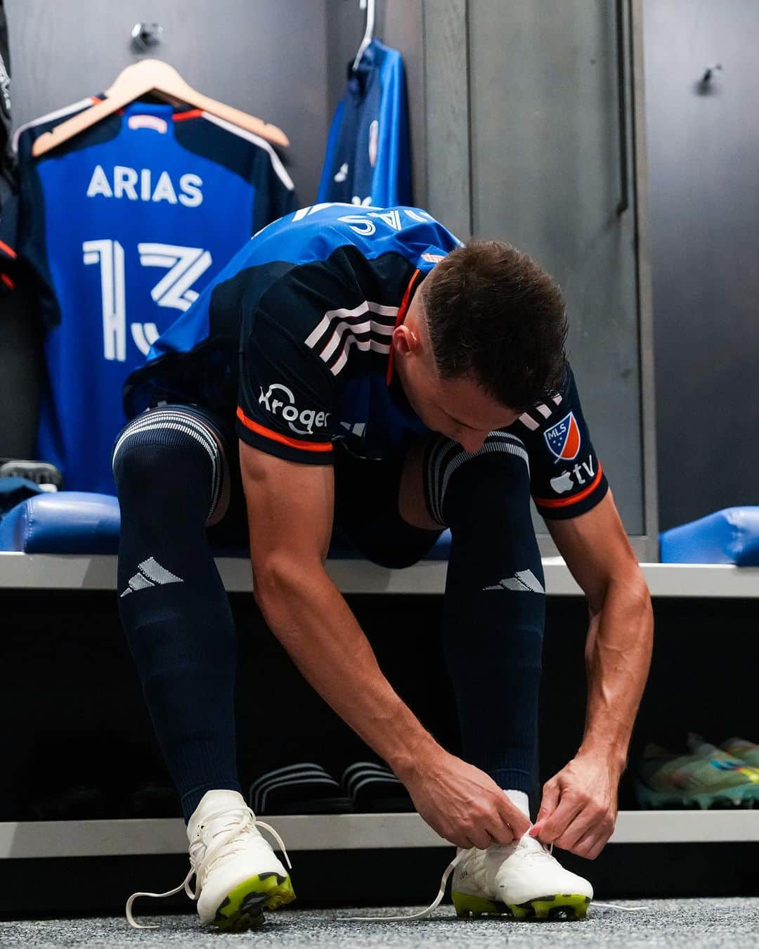 サンティアゴ・アリアスさんのインスタグラム写真 - (サンティアゴ・アリアスInstagram)「Cabeza arriba y a seguir!!! 💪🏼💪🏼 orgulloso de todos!! ⚔️⚔️ @fccincinnati 🟠🔵 #allforcincy」8月25日 7時51分 - santiagoarias13