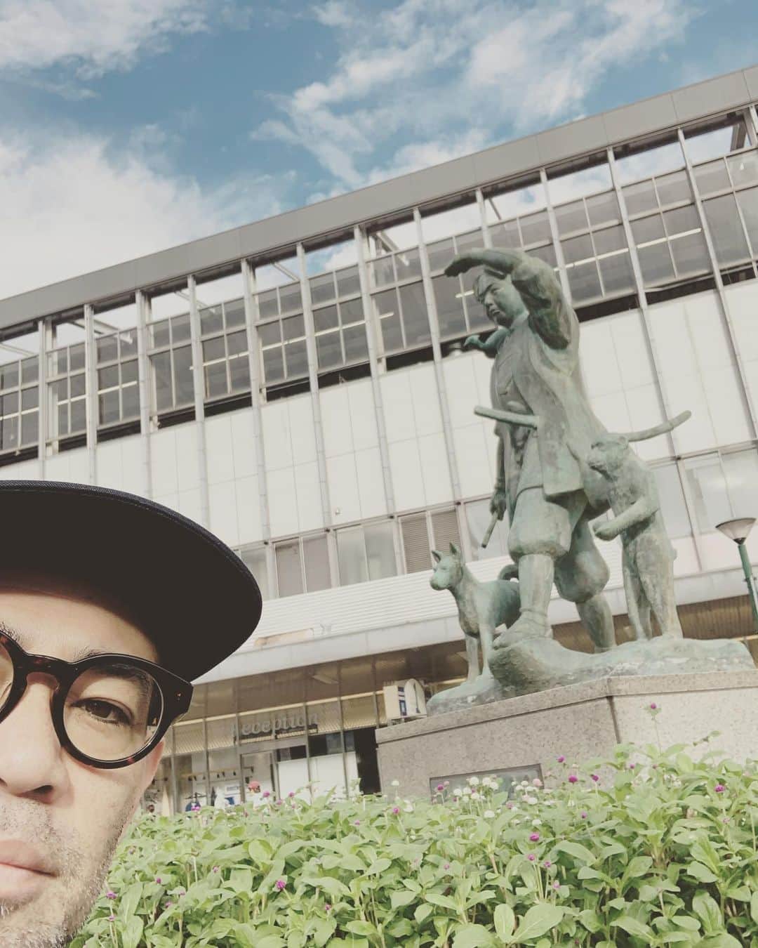 河口恭吾のインスタグラム：「明日行われる岡山　城下公会堂 高松Umieの宣伝活動の為に前日入り  地元のテレビとラジオでライブ告知をさせてもらいます。  #岡山桃太郎　#岡山ラジオ　#岡山城下公会堂　#高松Umie #カフェツアーモンベル　 #カフェツアー」