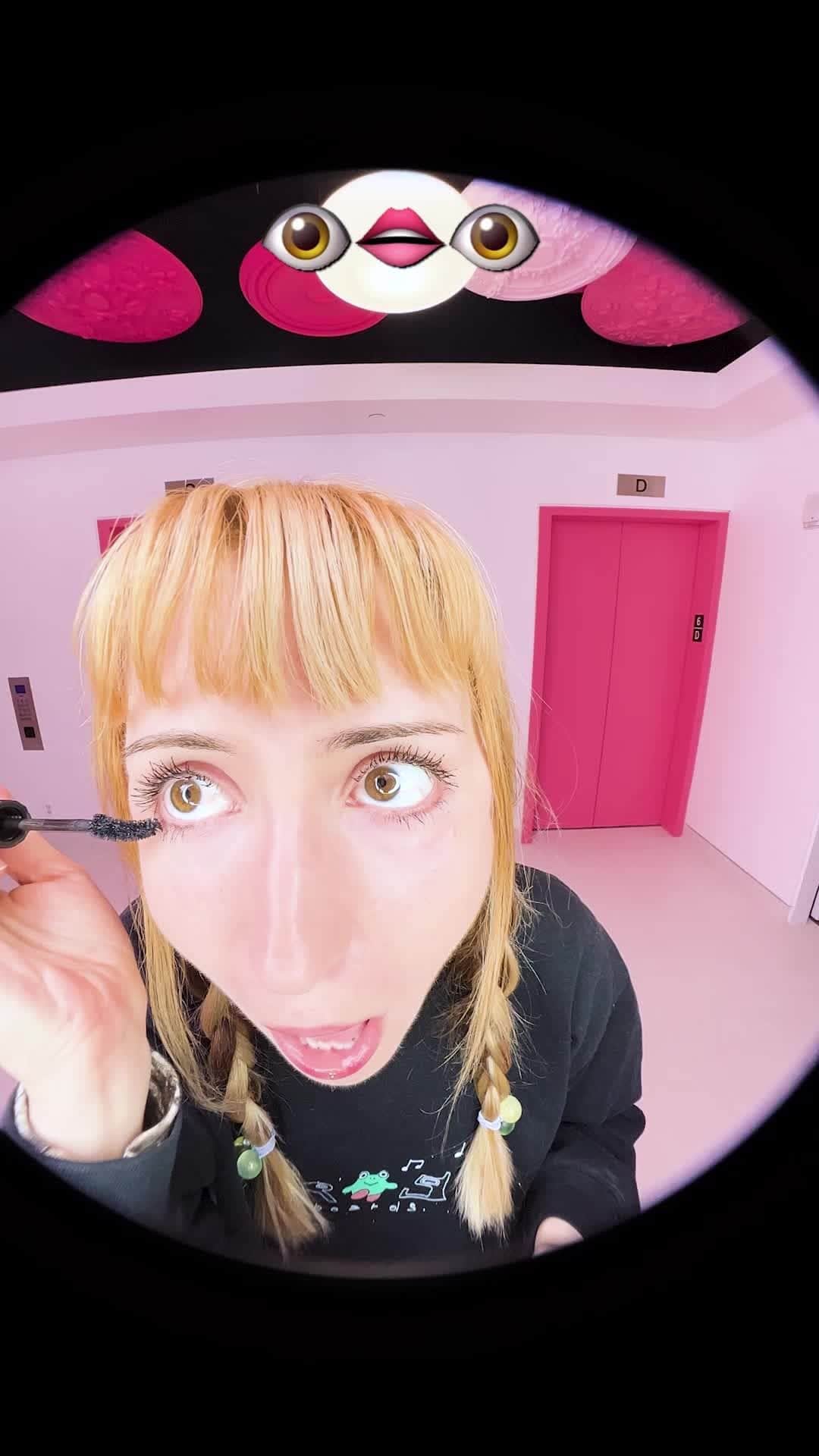 Benefit Cosmeticsのインスタグラム：「Caught on the Fan Cam 🎥🫣 Tag a bestie in the comments who is guilty of applying mascara like this 👇⁠ ⁠ #fanfestmascara #benefitcosmetics #NEW #mascara」