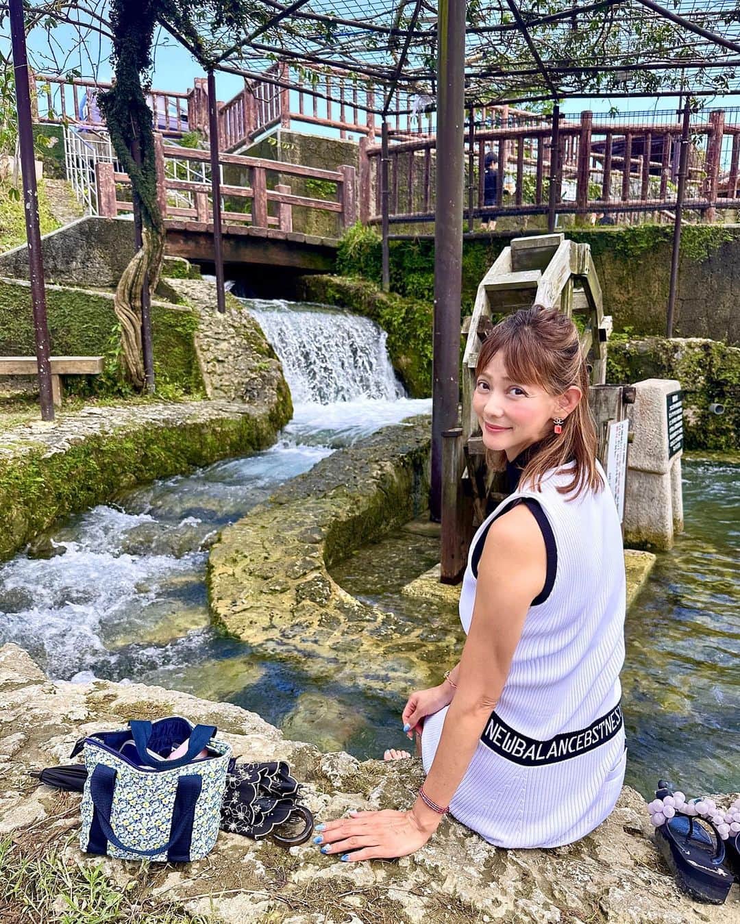 箕輪玖美さんのインスタグラム写真 - (箕輪玖美Instagram)「ゴルフ帰りに水遊び😃💦 ・ ・ 糸満にある『与座ガー』 沖縄の方言で、湧水や井泉のことを『ガー』と言うんですって✨ ・ ・ 豊富な湧水は冷たくて気持ちいー😆💕 子供達の水遊び場になっていて、水着の子供達で賑わってた♪ ・ ・ 神聖な場所な為、1番上には神様も祀られていましたよ✨ ・ ・ ガー近くの冷やし処『まるみつ』で、おやつはぜんざい🍧 小ぶりサイズ、豆も小さめで甘さ控えめだから、あっという間に完食😋 ・ ・ 帰りに『糸満 道の駅』に寄って、ゴールドバレルパインと青いキーツマンゴーを購入♪ ゴールドバレルは芯も柔らかくて甘いので芯も食べれちゃうの💕 初めてのキーツマンゴーは黄色くなるまで1週間位追熟させるんだそう！ どんな味か楽しみだなぁ😊  #沖縄 #糸満市 #与座ガー #まるみつ #沖縄ぜんざい #夏 #別荘ライフ #南国生活 #2拠点生活 #沖縄大好き #アラフィフ女子 #箕輪玖美」8月25日 8時15分 - kumi.111